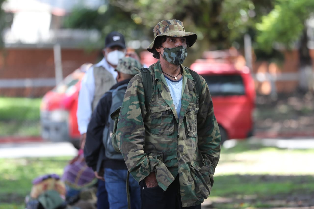 Grupos de veteranos militares se desplazaron por varios sectores de la capital. (Foto Prensa Libre: Érick Ávila)
