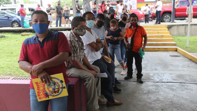 Varios guatemaltecos viajan a Tapachula, Chiapas, México, en busca de la vacuna contra el coronavirus. (Foto Prensa Libre: Érick Ávila)