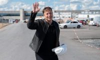Tesla CEO Elon Musk poses for a photo with a hard hat at the construction site for the new plant, the so-called "Giga Factory", of US electric carmaker Tesla in Gruenheide near Berlin, northeastern Germany. - The site still has only provisional construction permits, but Tesla has been authorised by local officials to begin work at its own risk. Tesla is aiming to produce 500,000 electric vehicles a year at the plant, which will also be home to "the largest battery factory in the world", according to group boss Elon Musk. (Photo by Christophe Gateau / dpa / AFP) / Germany OUT