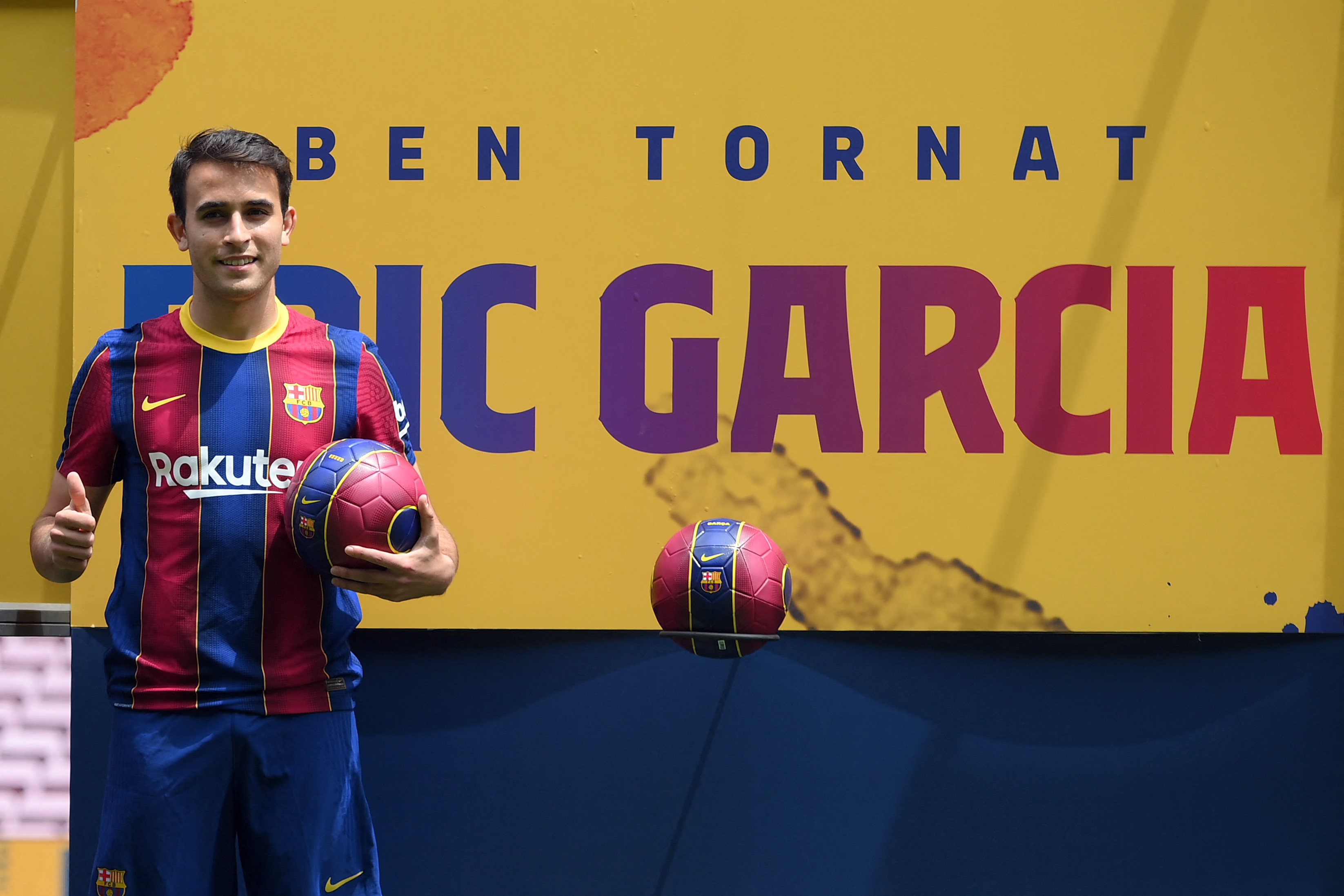 Eric García posa durante su presentación como nuevo jugador del FC Barcelona. Regresa a casa después de militar en el Manchester City. Foto Prensa Libre: AFP.