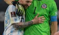 Argentina's Lionel Messi (L) and Chile's goalkeeper Claudio Bravo greet each other after tying 1-1 in their South American qualification football match for the FIFA World Cup Qatar 2022 at the Estadio Unico Madre de Ciudades stadium in Santiago del Estero, Argentina, on June 3, 2021. (Photo by Juan Mabromata / POOL / AFP)