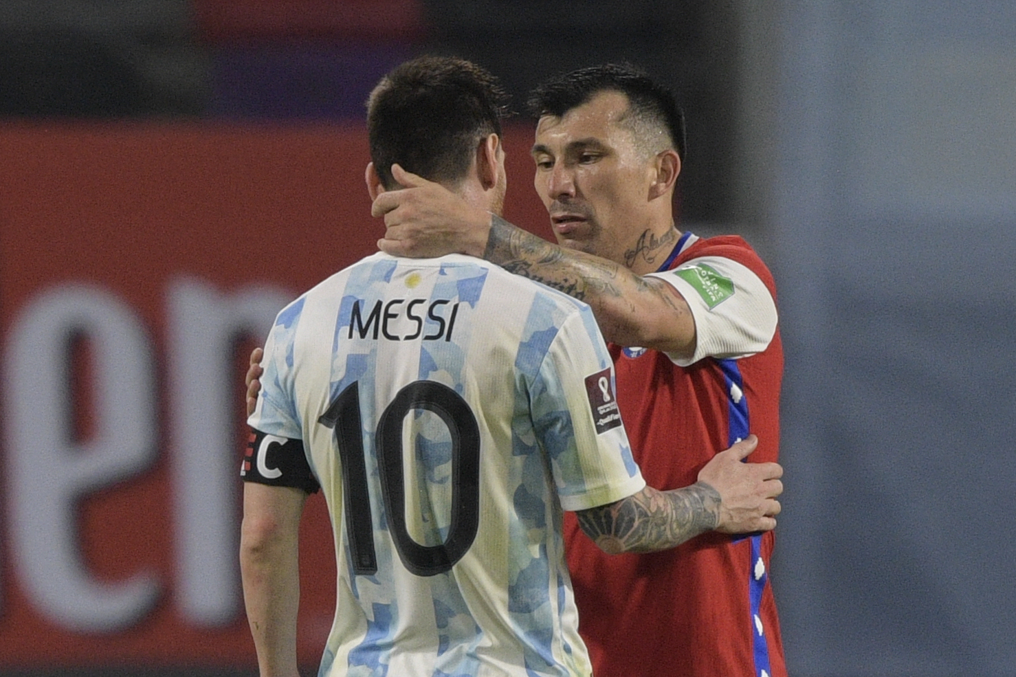 Lionel Messi y Gary Medel se saludan al final de juego que terminó en empate 1-1. Foto Prensa Libre: AFP.