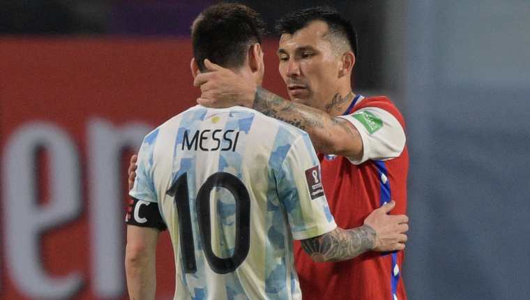 Lionel Messi y Gary Medel se saludan al final de juego que terminó en empate 1-1. Foto Prensa Libre: AFP.