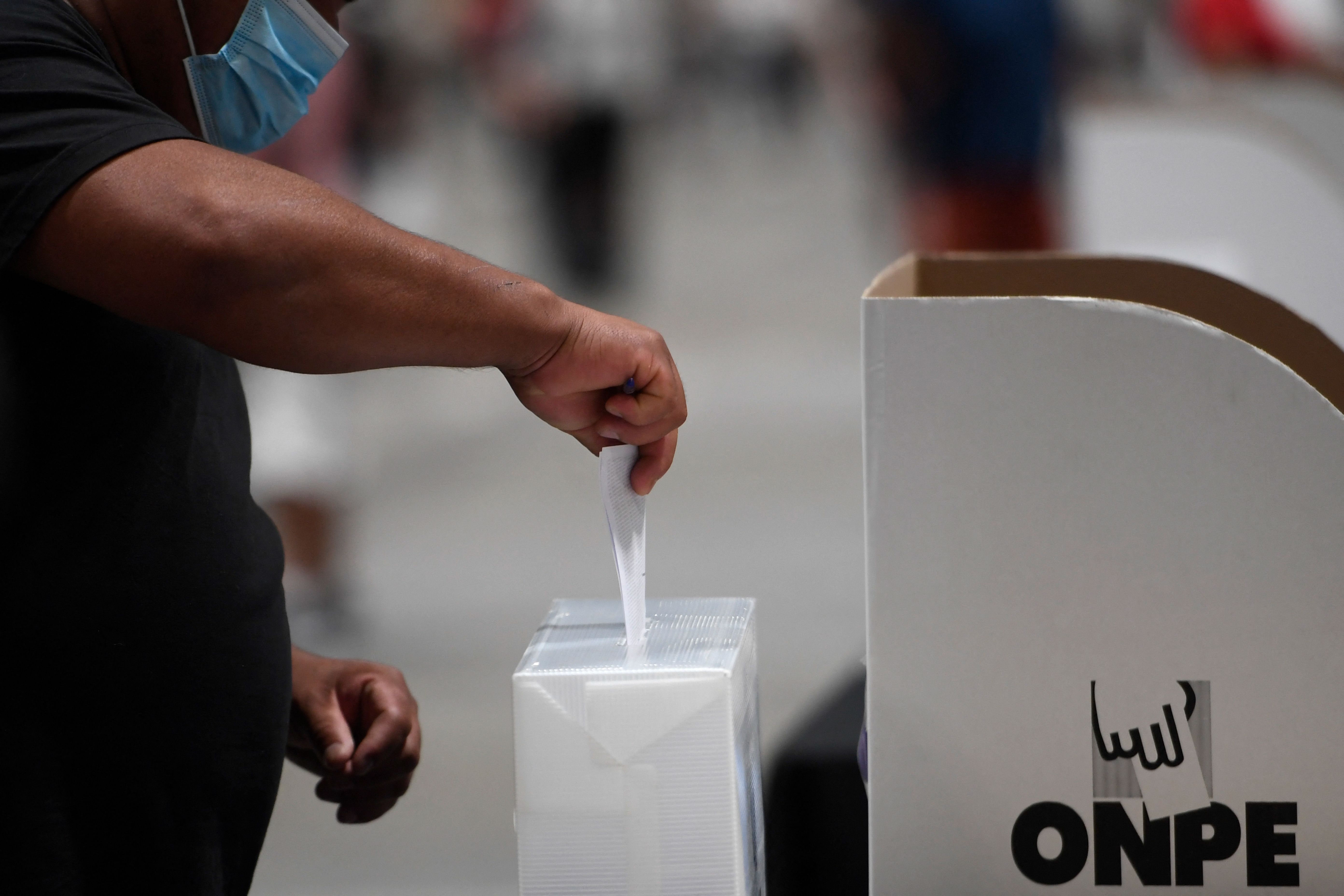 Los peruanos acuden a las urnas para elegir a su próximo presidente, entre Keiko Fujimori y Pedro Castillo. (Foto Prensa Libre: AFP)