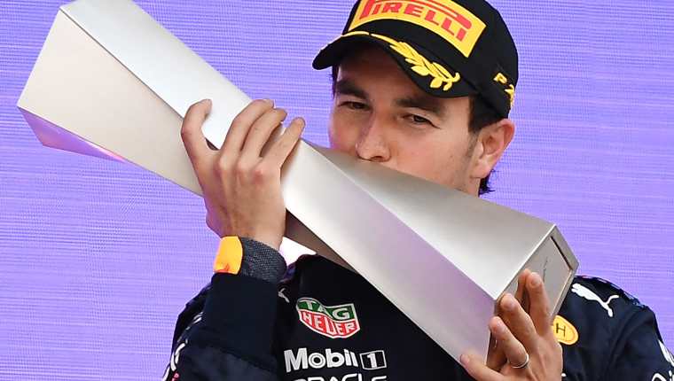 Sergio Perez celebra en el podio el primer lugar del Gran Premio de Bakú. (Foto Prensa Libre: AFP).