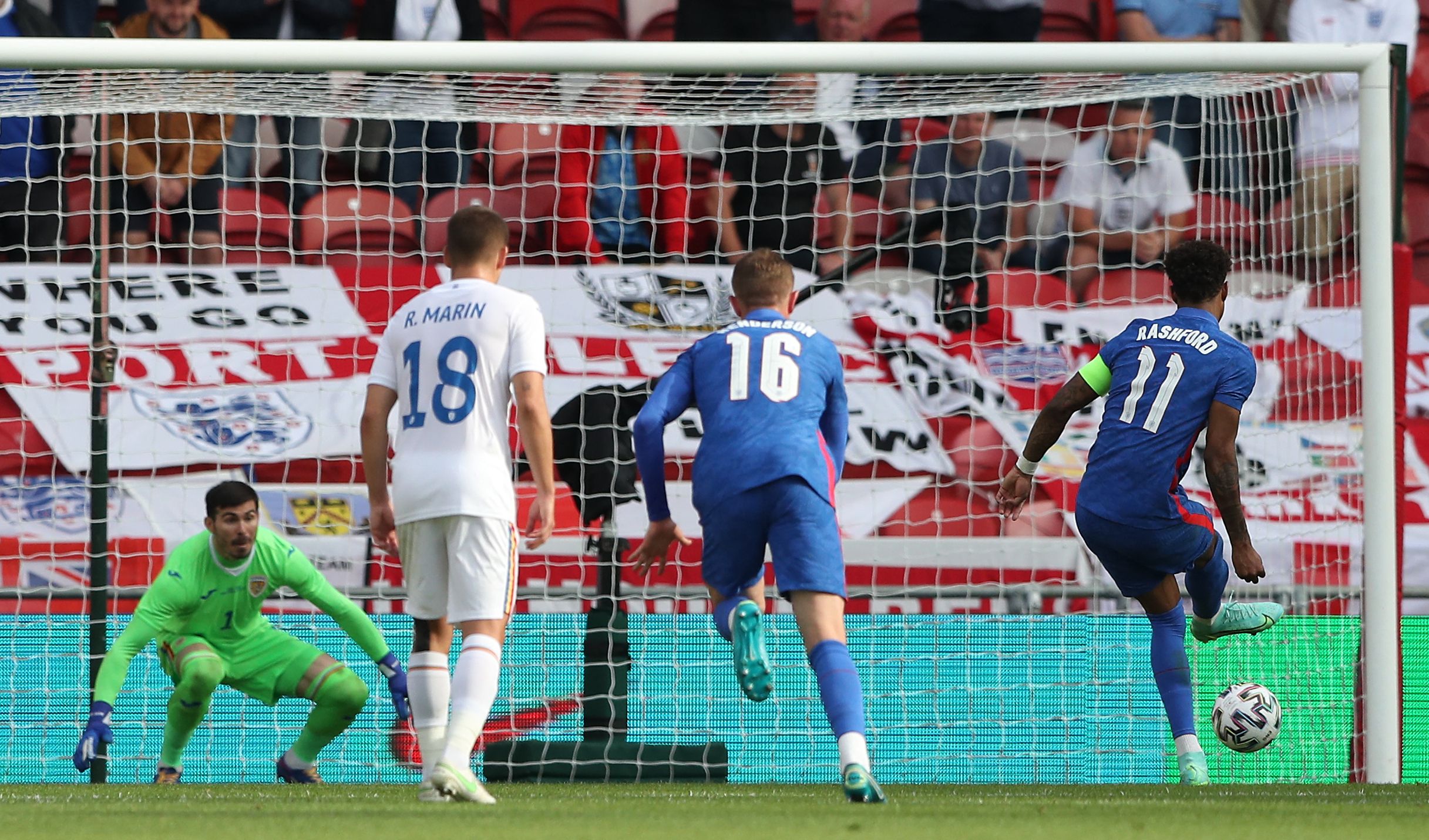 Marcus Rashford en el momento que anota el gol del triunfo de Inglaterra en el amistoso contra Rumania. (Foto Prensa Libre: AFP).