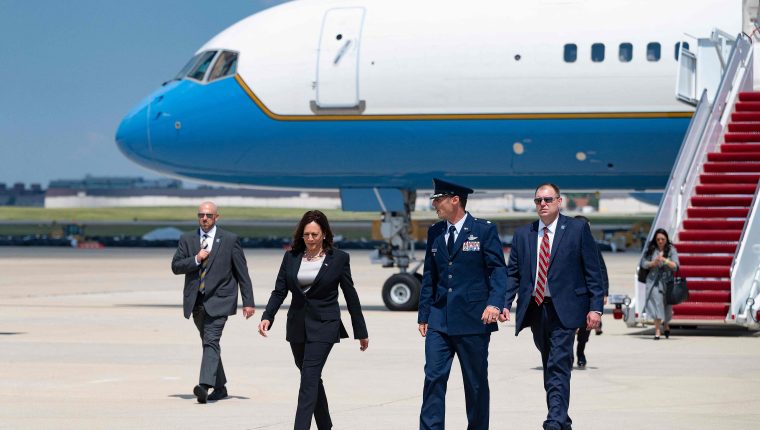 US Vice President Kamal Harris walks off Air Force Two at Andrews Air Force Base, Maryland, on June 6, 2021, after her plane was forced to return to base due to a technical issue. - Kamala Harris leaves for Latin America on Sunday on her first foreign trip to Guatemala and Mexico as Vice President. (Photo by JIM WATSON / AFP)