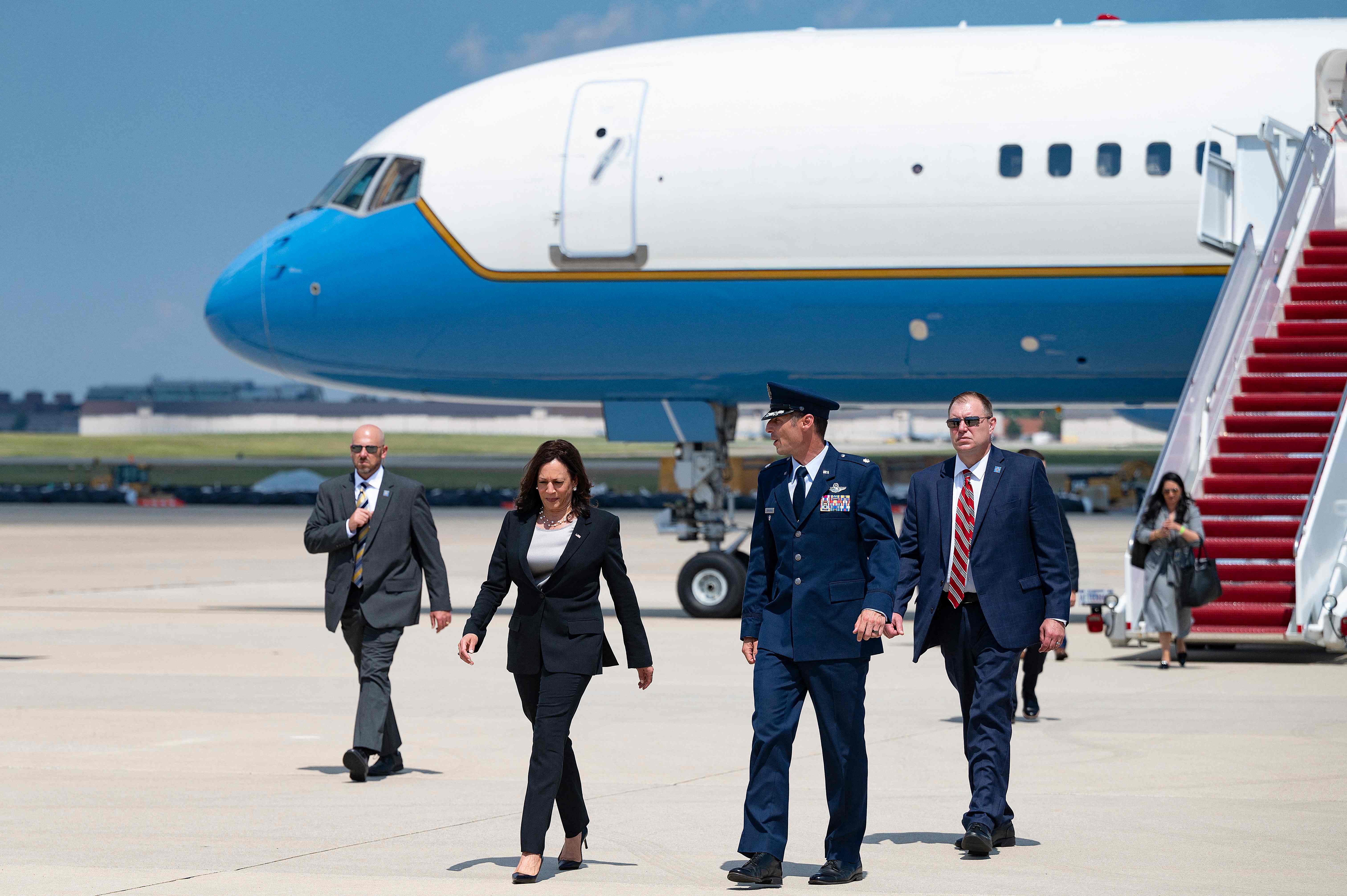 Un problema técnico en el Air Force Two obligó a Kamala Harris a regresar a la base militar luego de pocos minutos de haber despegado. 
(Foto Prensa Libre: AFP)