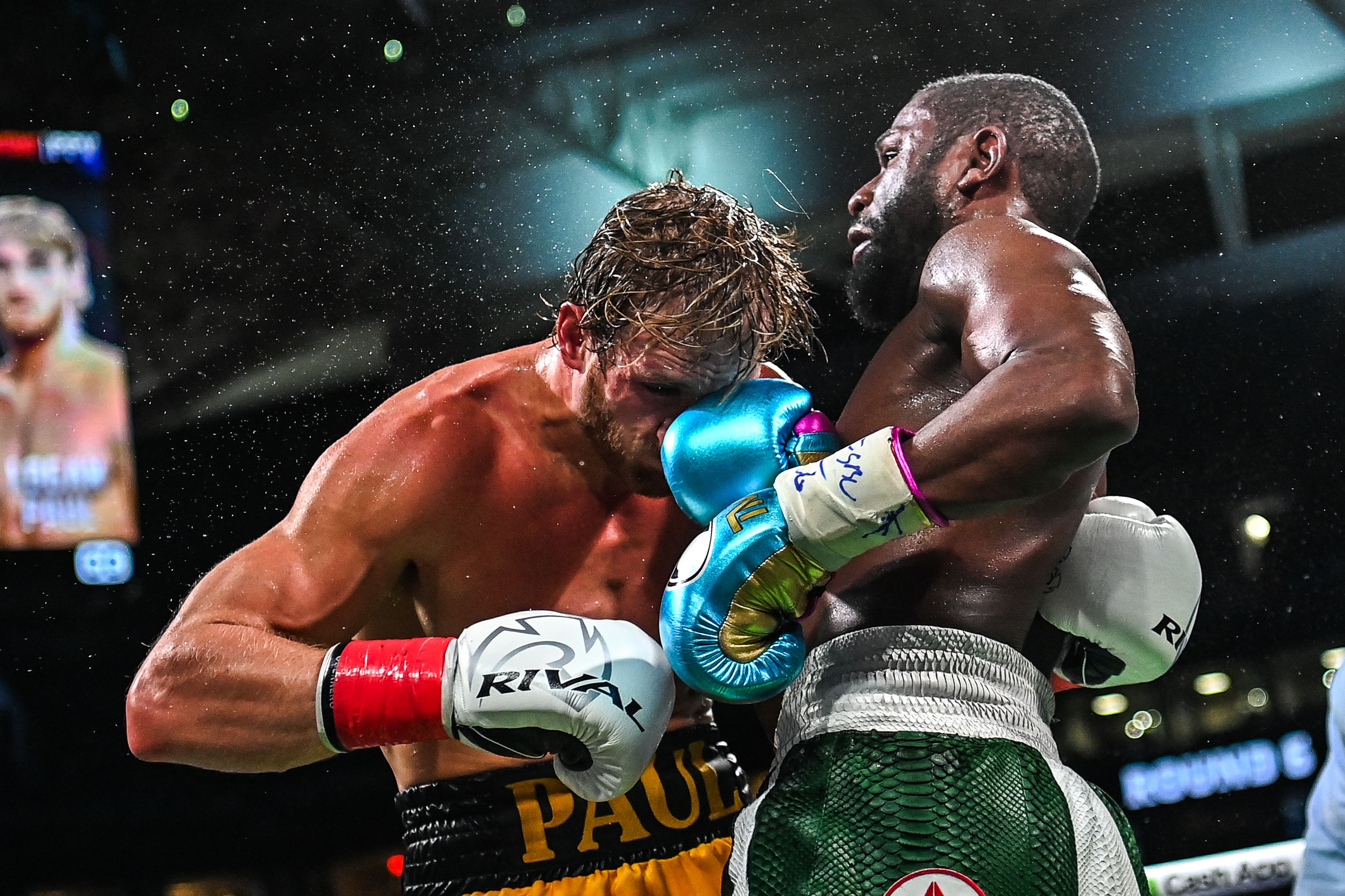 Floyd Mayweather (D) y la estrella de YouTube Logan Paul (L) completaron los ocho rounds de la pelea de exhibición que se disputó el 6 de junio en el Hard Rock Stadium en Miami, Florida. Foto Prensa Libre: AFP.