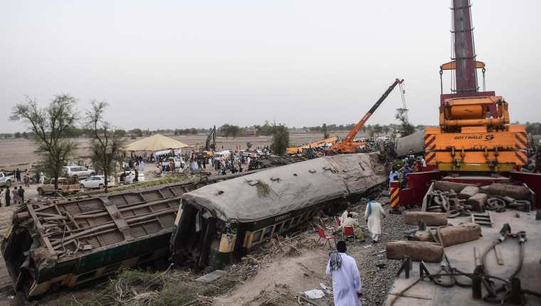 El accidente se produjo de madrugada cuando el convoy Millat Express descarriló y cayó sobre otra vía, provocando así la colisión con el Sir Syed Express. (Foto Prensa Libre: AFP)