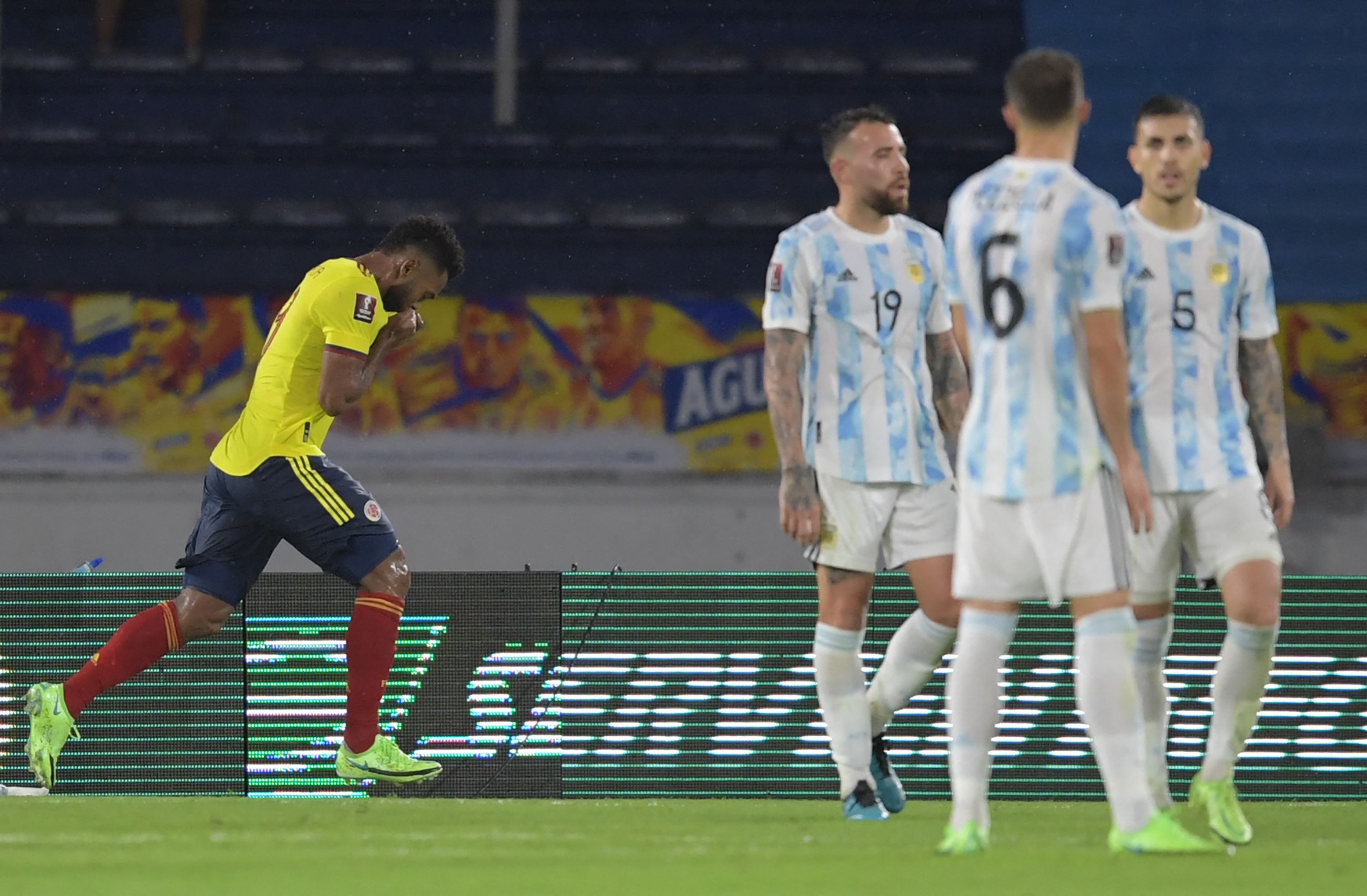 Miguel Borja celebra después de marcar el gol del empate para Colombia. (Foto Prensa Libre: AFP)