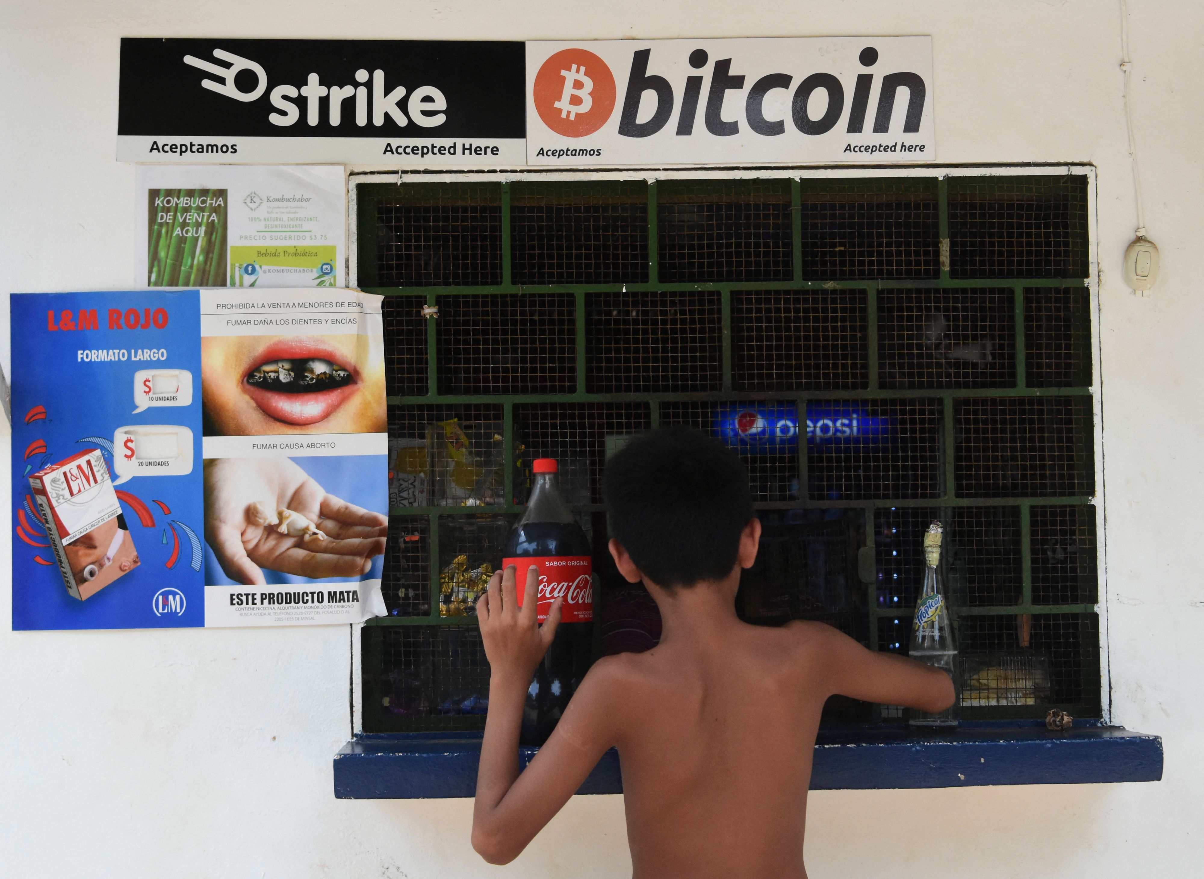 Pequeños comercios y tiendas aceptan, desde hace años, esta criptomeda como intercambio legal. (Foto Prensa Libre: AFP)
