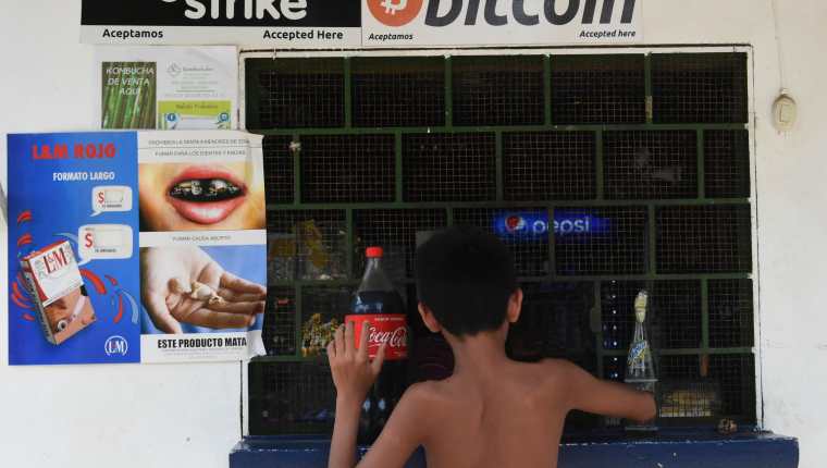 Pequeños comercios y tiendas aceptan, desde hace años, esta criptomeda como intercambio legal. (Foto Prensa Libre: AFP)