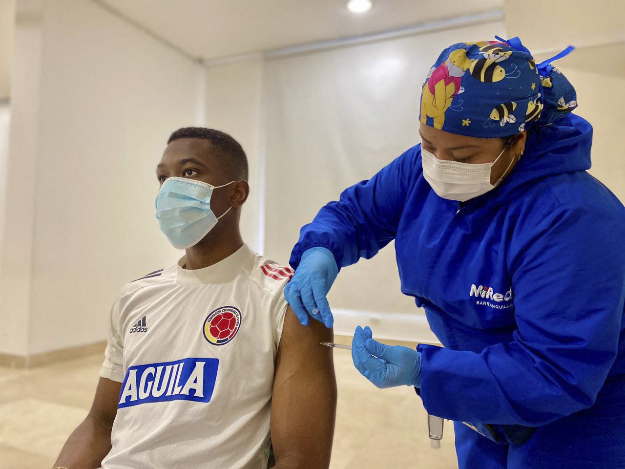 Carlos Cuesta, de la Selección de Colombia, recibe la vacuna contra Covid-19 ante de participar en la Copa América 2021. (Foto Prensa Libre; AFP).