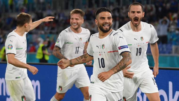 Italy's forward Lorenzo Insigne (10) celebrates with teammates after scoring the team's third goal during the UEFA EURO 2020 Group A football match between Turkey and Italy at the Olympic Stadium in Rome on June 11, 2021. (Photo by Mike Hewitt / POOL / AFP)