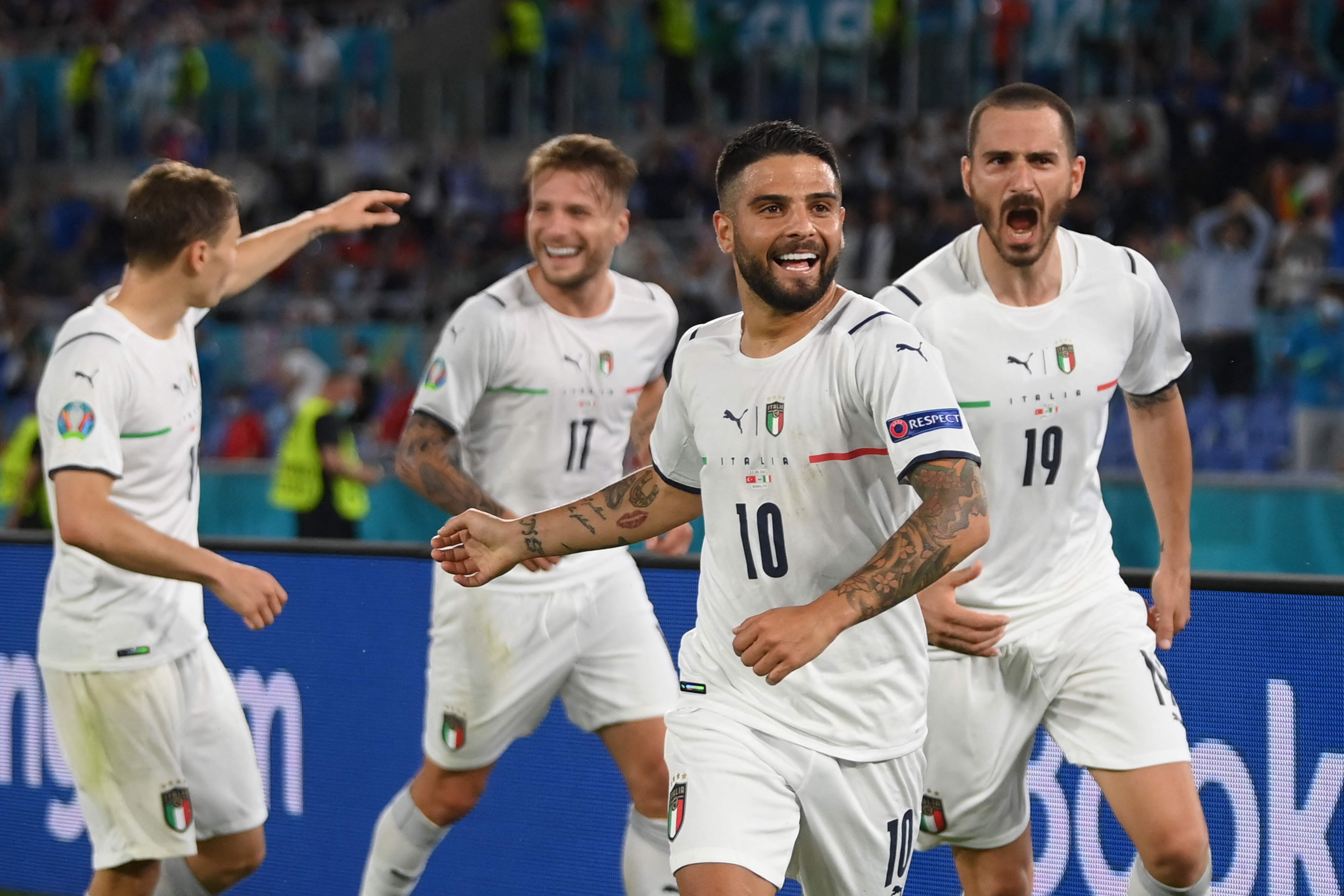 Lorenzo Insigne celebra el tercer gol de Italia en el triunfo frente a Turquía, en el inicio de Eurocopa 2020. (Foto Prensa Libre: AFP).