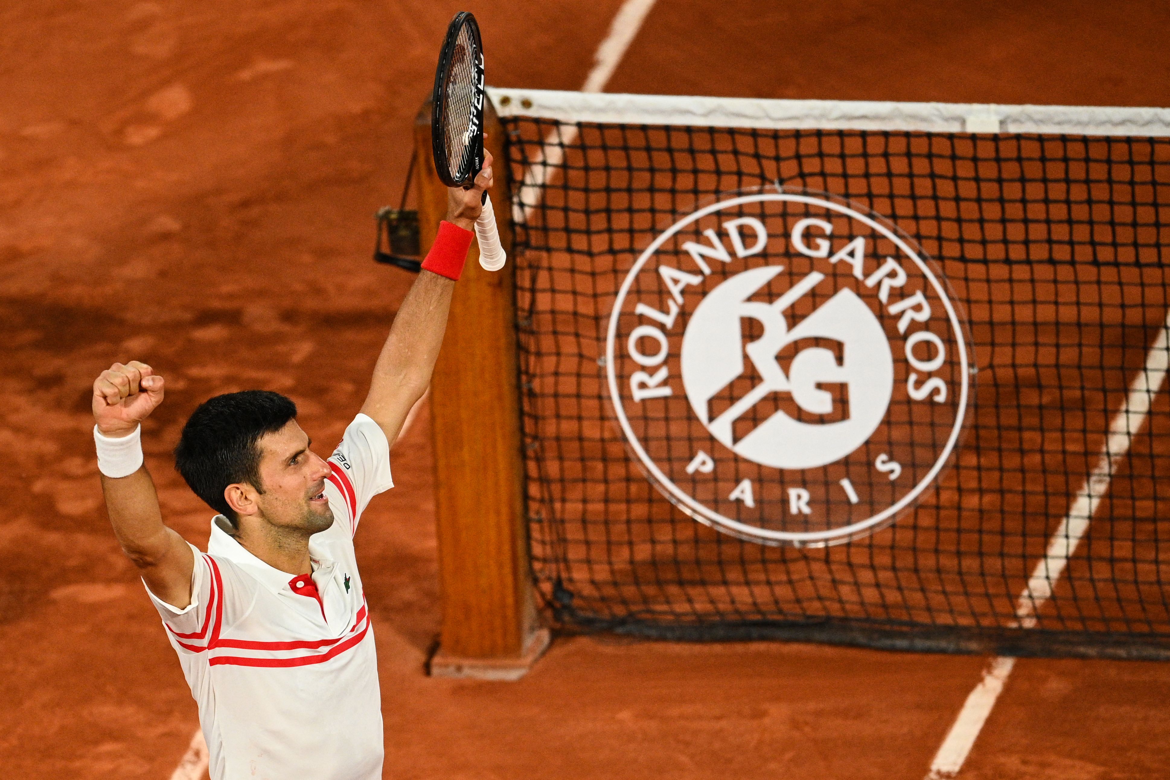 El serbio Novak Djokovic celebra después de superar a Rafael Nadal en las semifinales de Roland Garros. (Foto Prensa Libre: AFP).