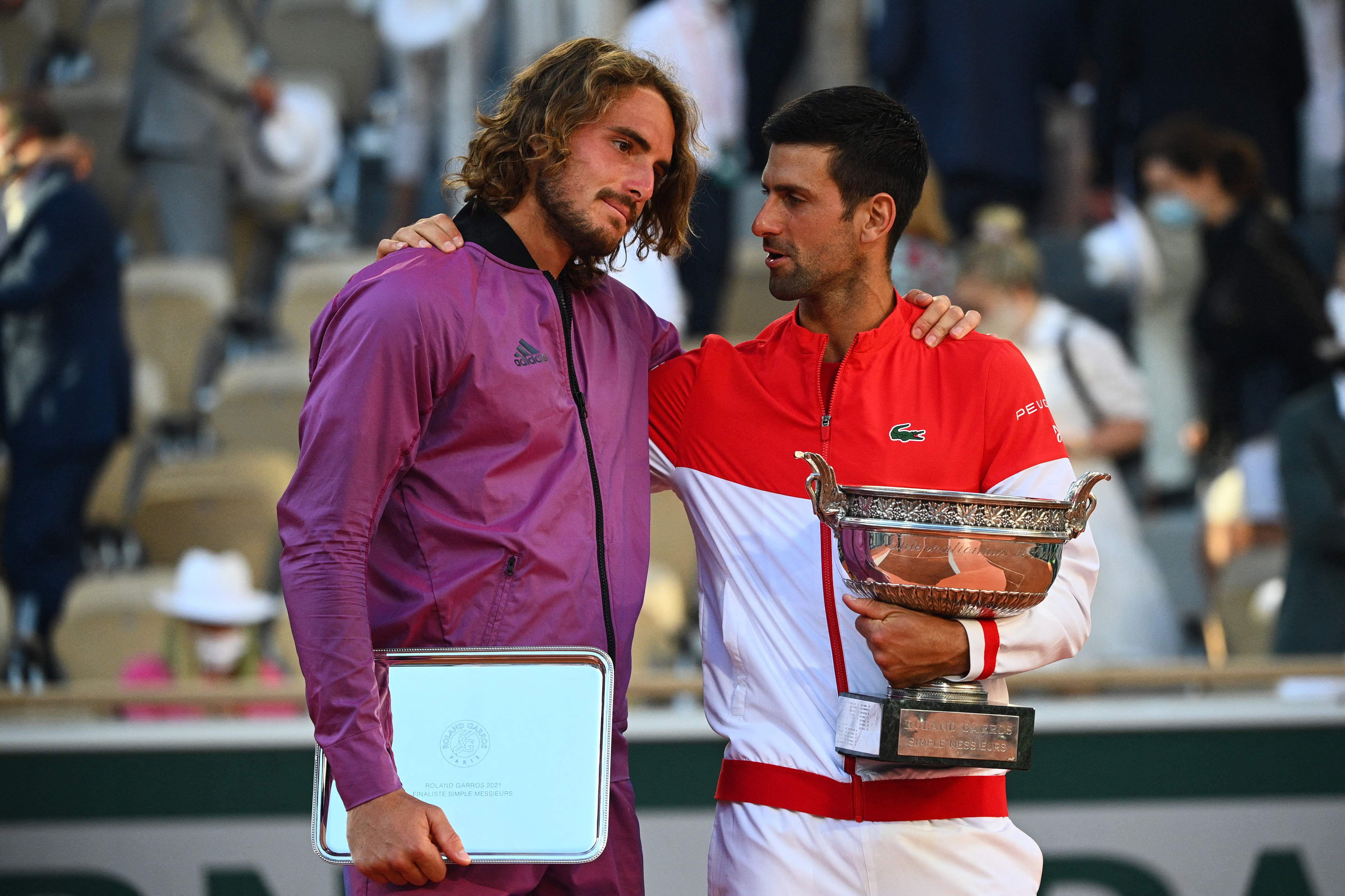 El serbio Novak Djokovic (D) le ganó al griego Stefanos Tsitsipas (I) el Roland Garros 2021. Foto Prensa Libre: AFP.