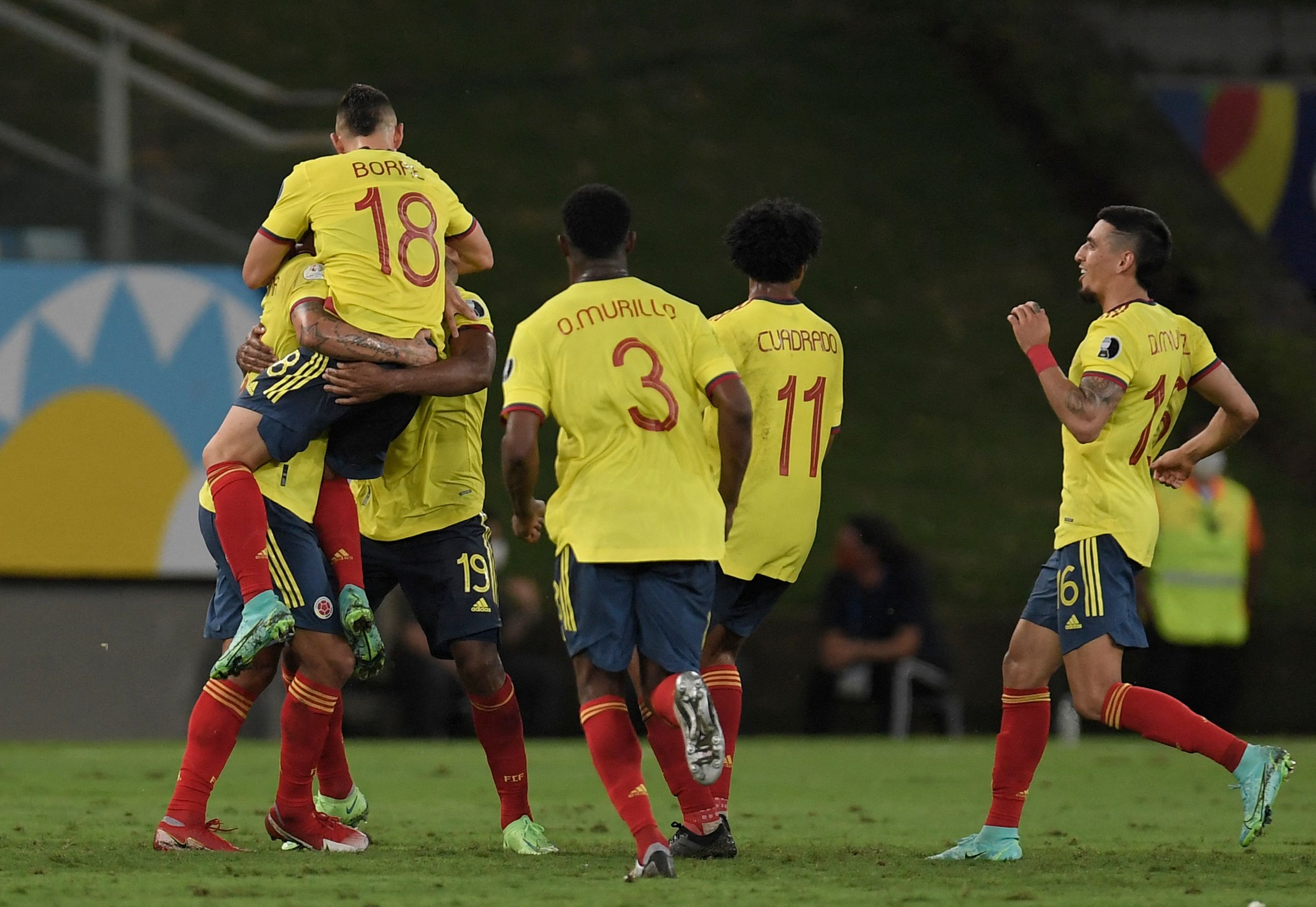 Los jugadores de Colombia celebran después del tanto de Edwin Cardona. (Foto Prensa Libre: AFP)