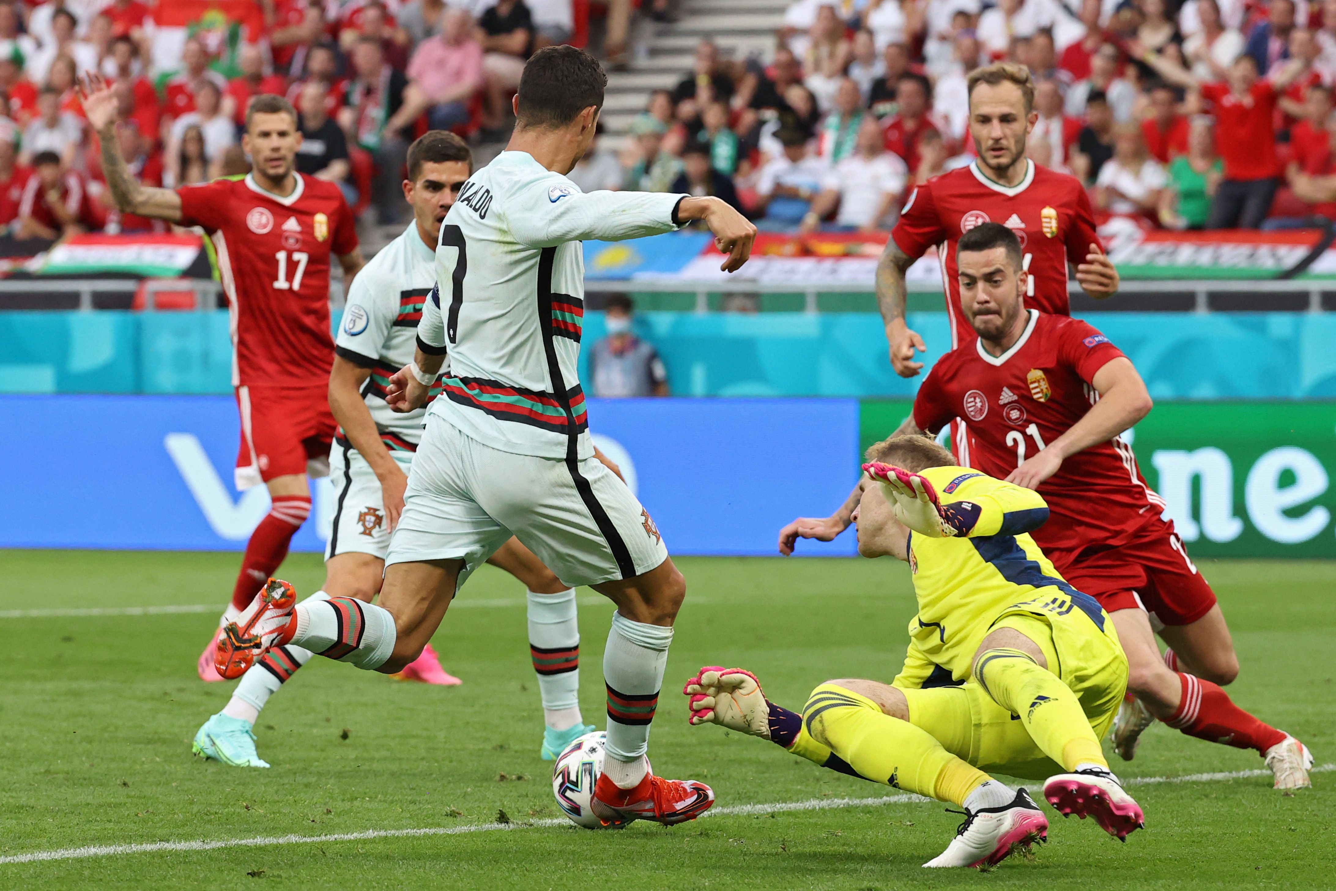 Este es el momento en que Cristiano Ronaldo marca el tercer gol ante Hungría. Recibió el último pase de Rafa Silva, tras haber tenido la posesión del balón en 33 pases. Foto Prensa Libre: AFP.