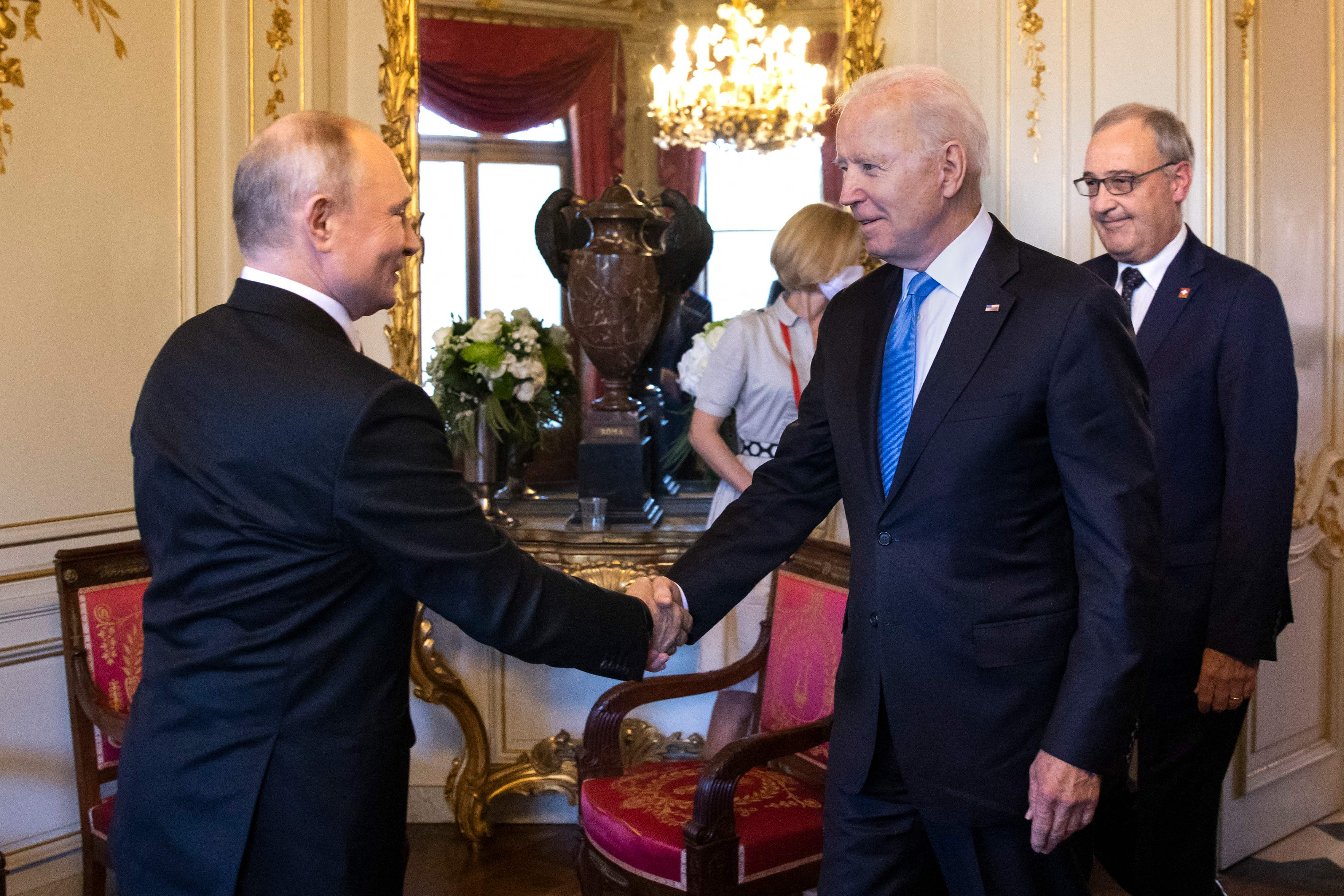 El presidente de Estados Unidos, Joe Biden, estrecha la mano al presidente ruso Vladimir Putin en su encuentro en Villa La Grange, in Ginebra, el 16 de junio de 2021. Foto Prensa Libre: AFP)