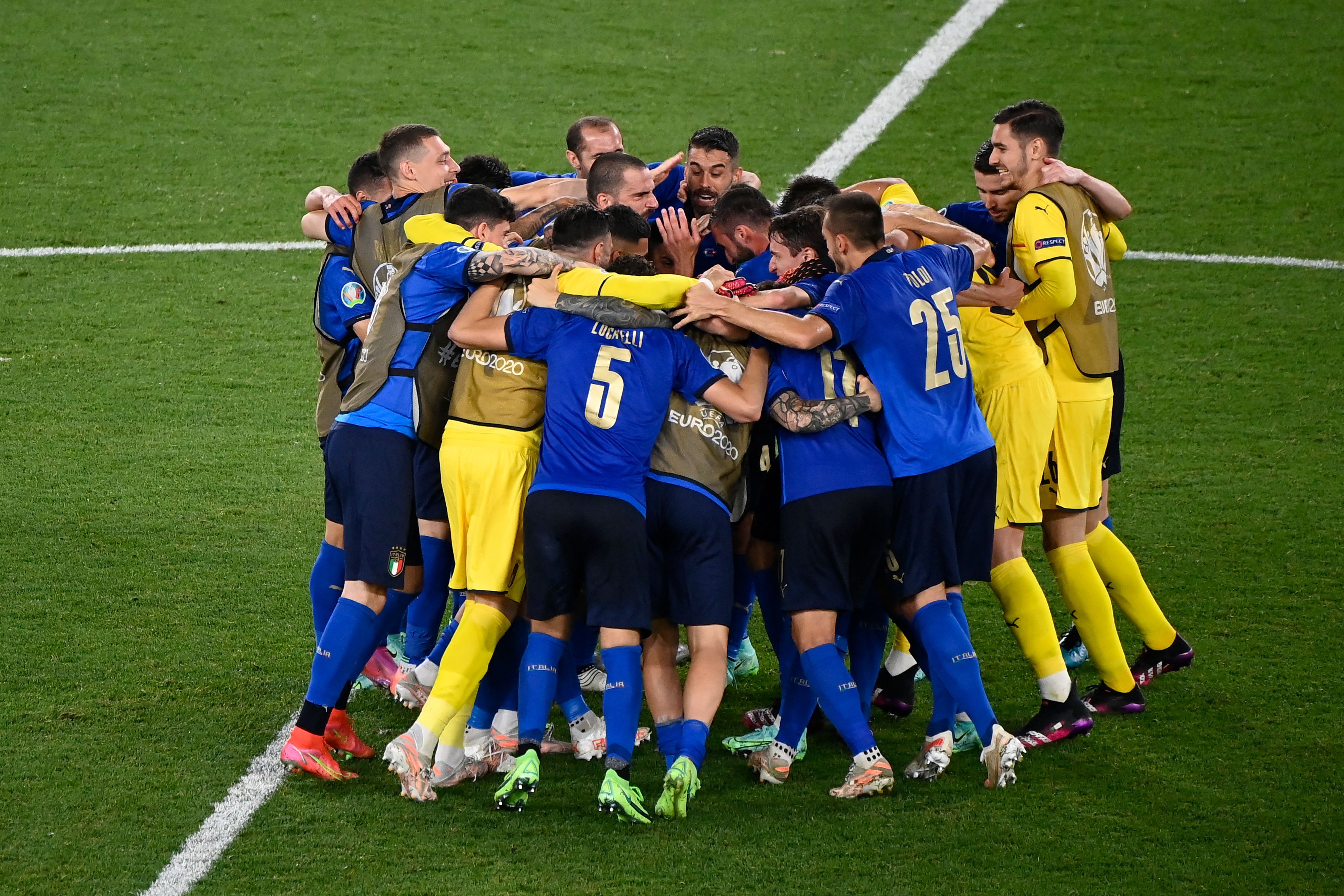Los jugadores de la Selección de Italia celebraron la victoria ante Suiza que les califica a octavos de final de la Eurocopa. Foto Prensa Libre: AFP.
