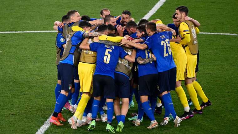 Los jugadores de la Selección de Italia celebraron la victoria ante Suiza que les califica a octavos de final de la Eurocopa. Foto Prensa Libre: AFP.