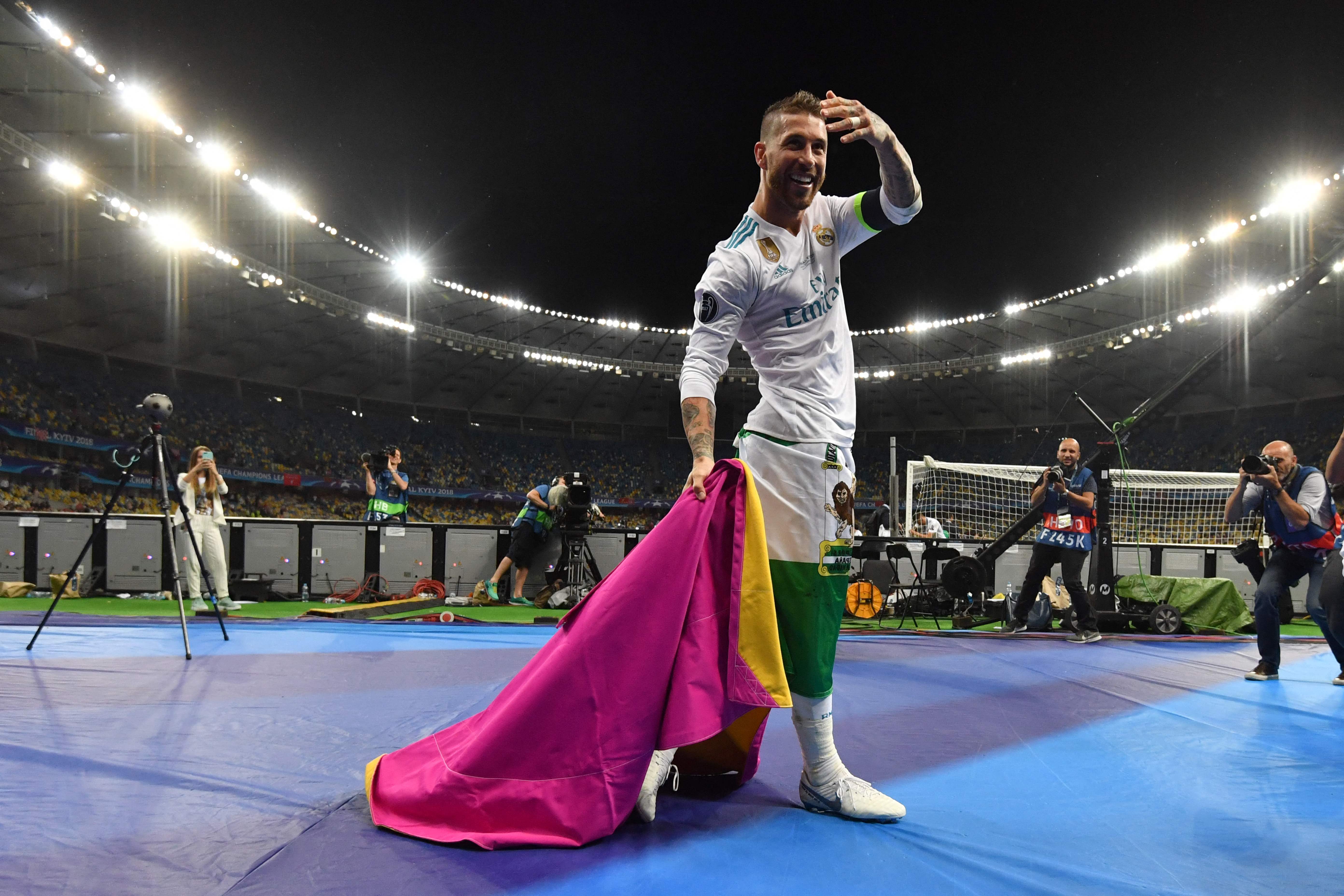 Esta fotografía, tomada el 26 de mayo de 2018, muestra al ahora exdefensa del Real Madrid Sergio Ramos celebrando una de las Champions League que ganó con el cuadro blanco. Foto Prensa Libre: AFP.