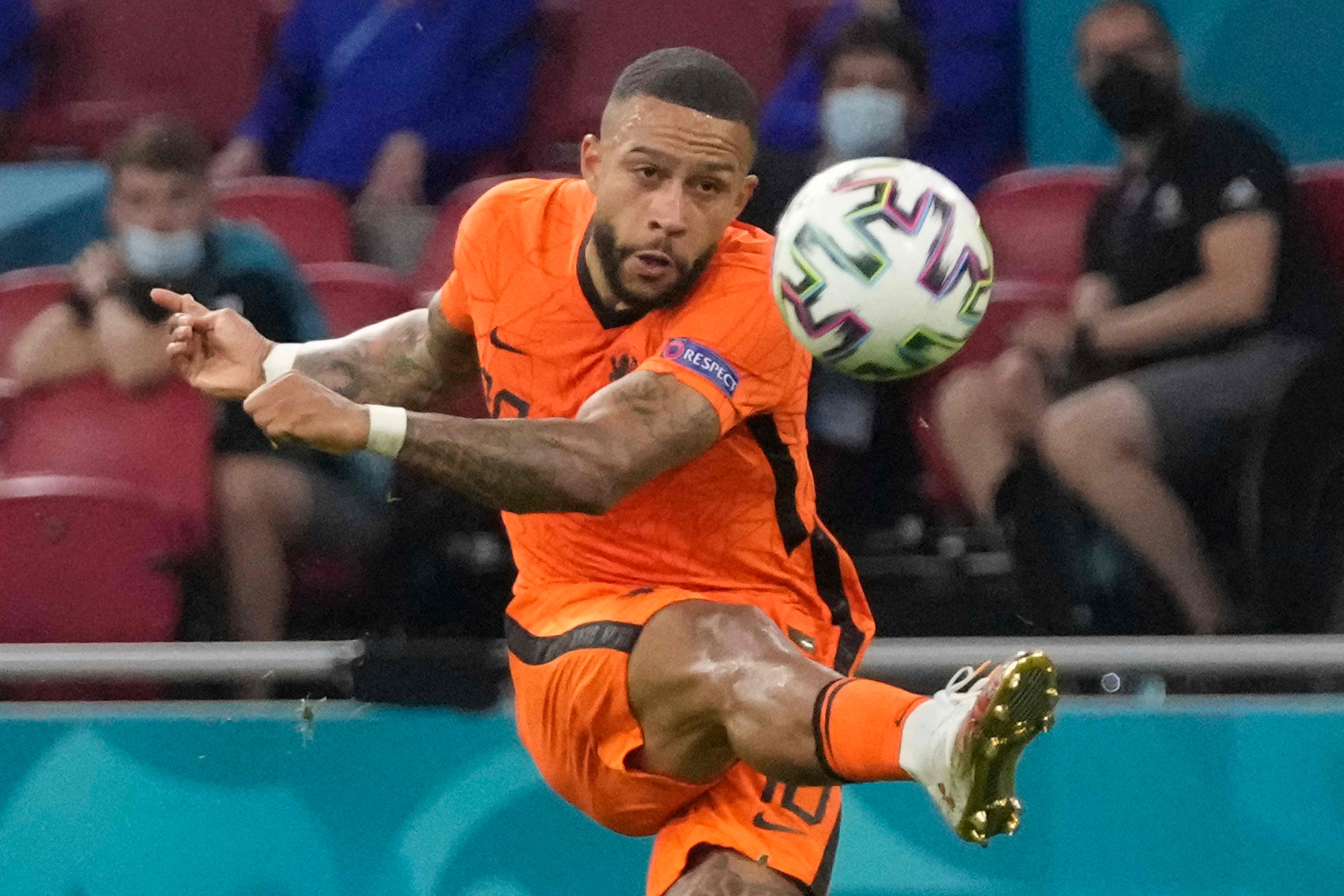 El delantero neerlandés Memphis Depay jugará con el Barcelona a partir de la próxima temporada. Ahora juega con Holanda la Eurocopa 2020. Foto Prensa Libre: AFP.
