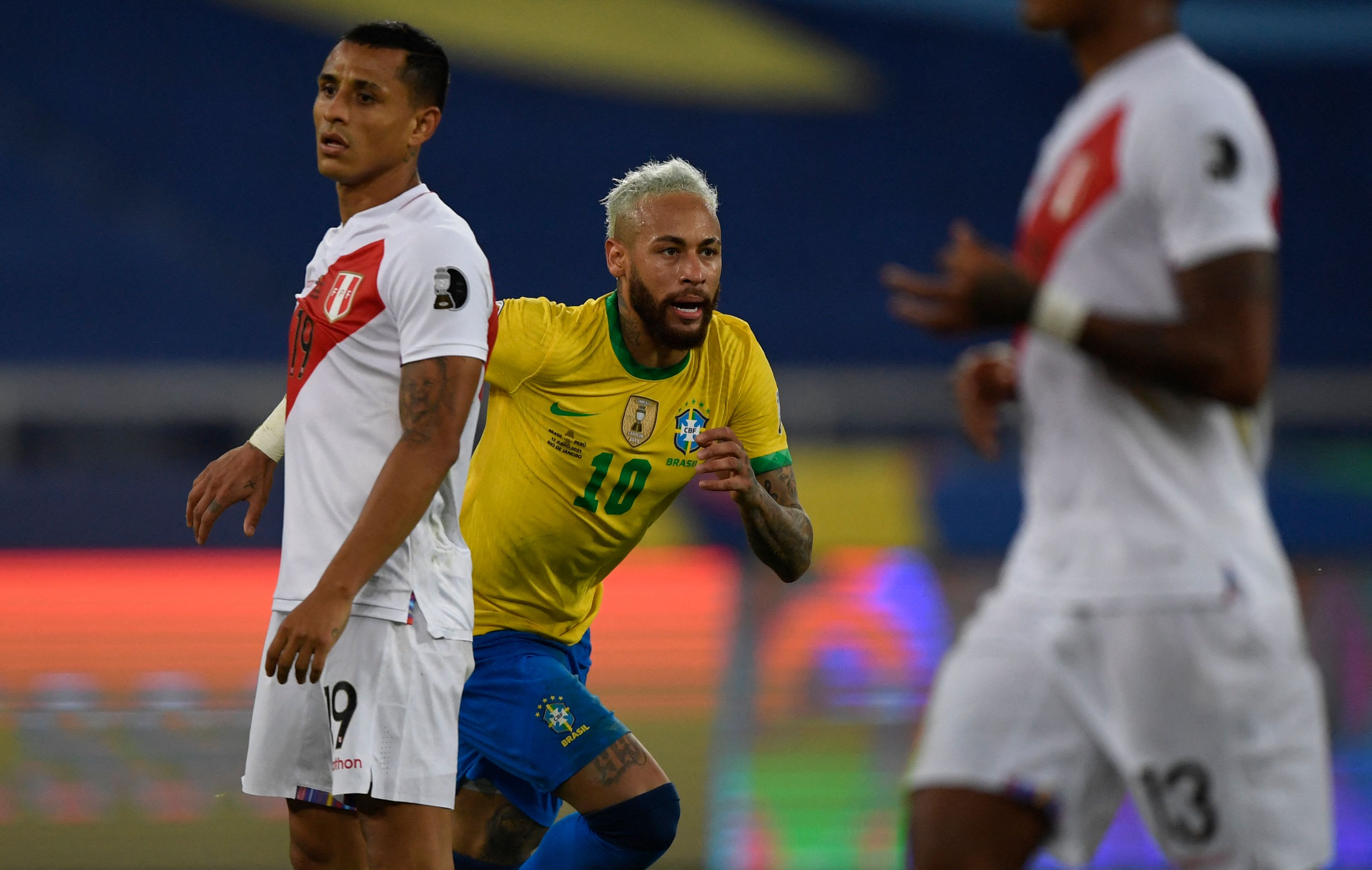 Neymar festeja el segundo gol de Brasil contra Perú, en el partido de la Copa América. (Foto Prensa Libre: AFP).