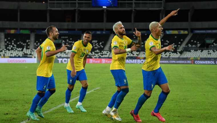 La Selección de Brasil ha tenido una gran actuación en la Copa América, ha ganado con superioridad sus primeros dos partidos. (Foto Prensa Libre: EFE).