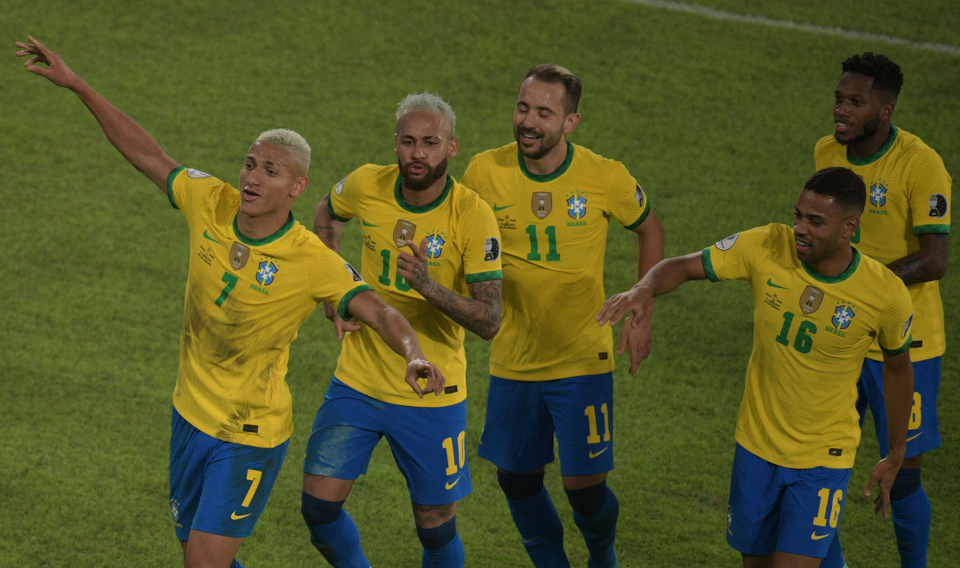 Brazil's Richarlison (L) celebrates with teammates (L to R) Neymar, Everton Ribeiro, Fred and Renan Lodi after scoring against Peru during the Conmebol Copa America 2021 football tournament group phase match at the Nilton Santos Stadium in Rio de Janeiro, Brazil, on June 17, 2021. (Photo by CARL DE SOUZA / AFP)