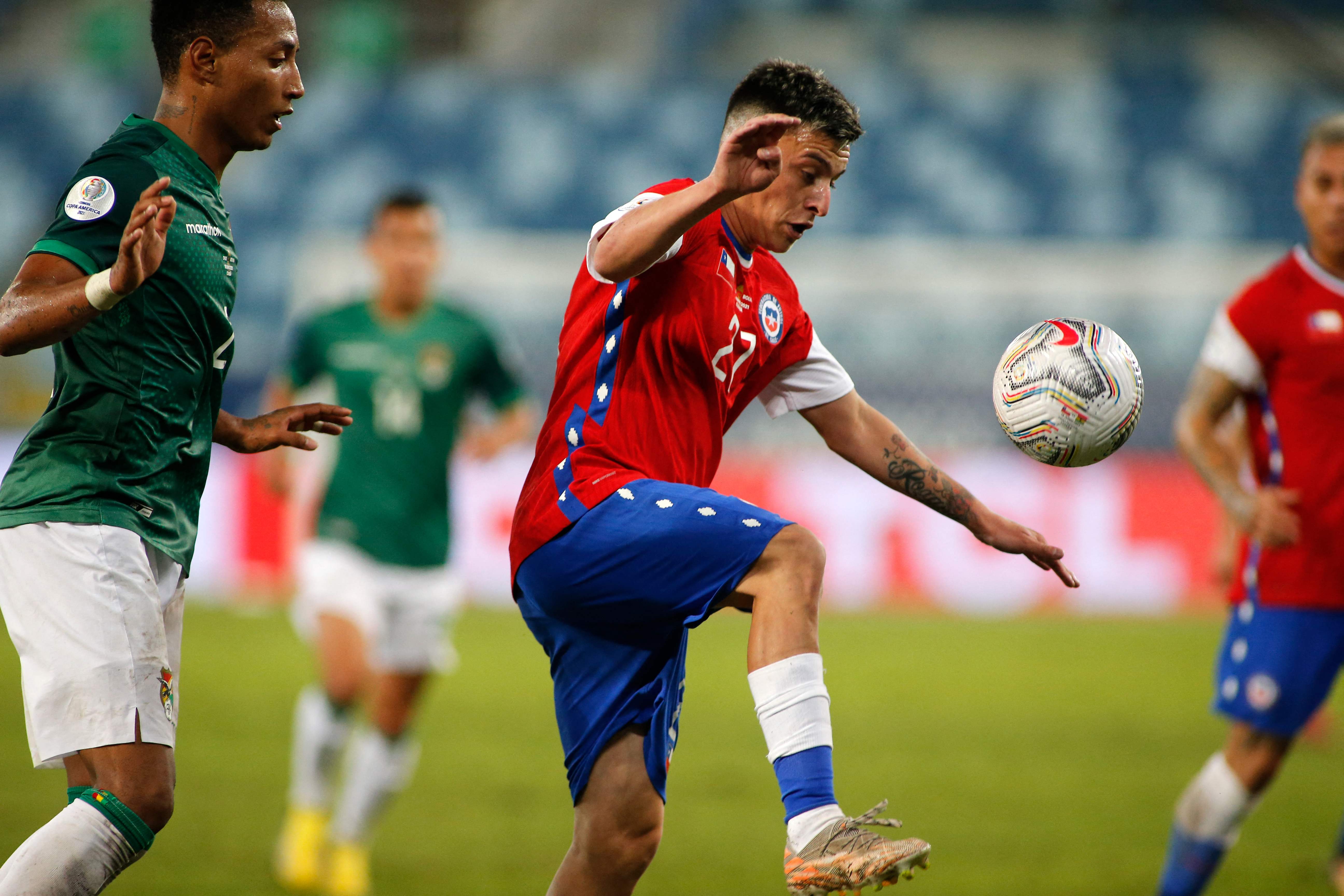 Chile's Pablo Aranguiz eyes the ball during the Conmebol Copa America 2021 football tournament group phase match against Bolivia at the Pantanal Arena in Cuiaba, Brazil, on June 18, 2021. (Photo by SILVIO AVILA / AFP)