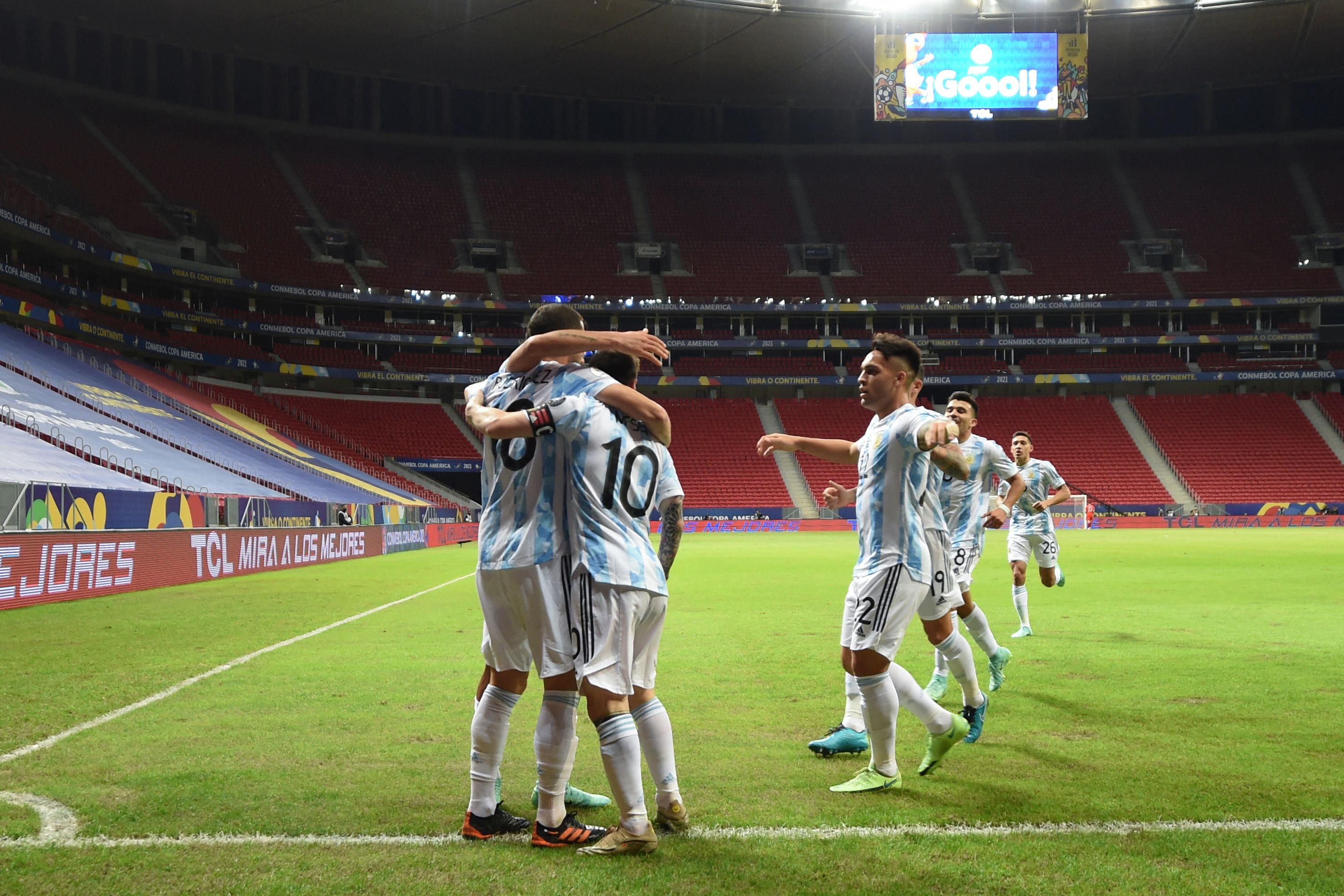 Los jugadores argentinos celebran con Guido Rodríguez el único gol del partido. (Foto Prensa Libre: AFP)