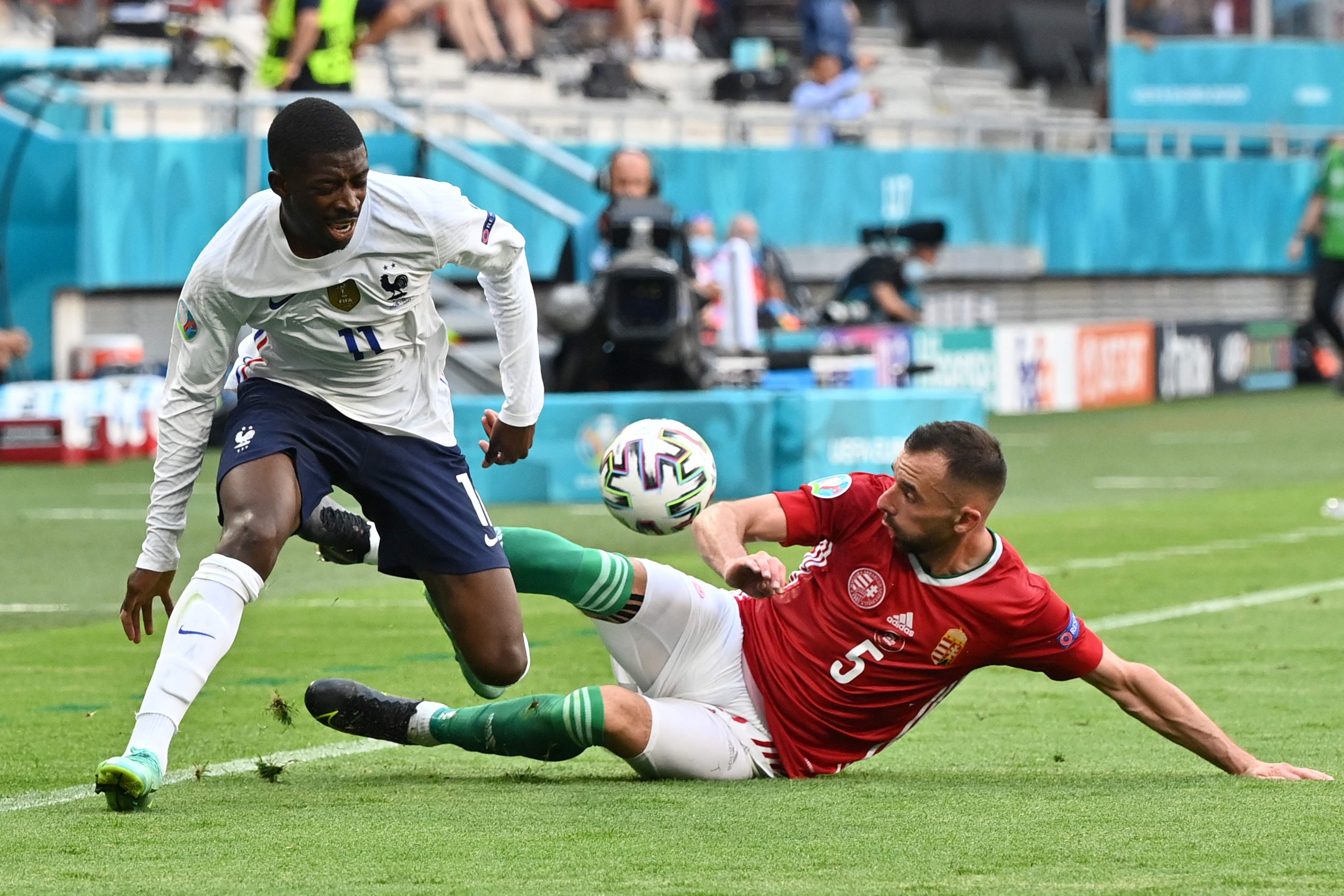 El delantero francés Ousmane Dembele (I) durante una jugada con el húngaro Attila Fiola (D) durante un partido de la Euro 2020. Foto Prensa Libre: AFP.