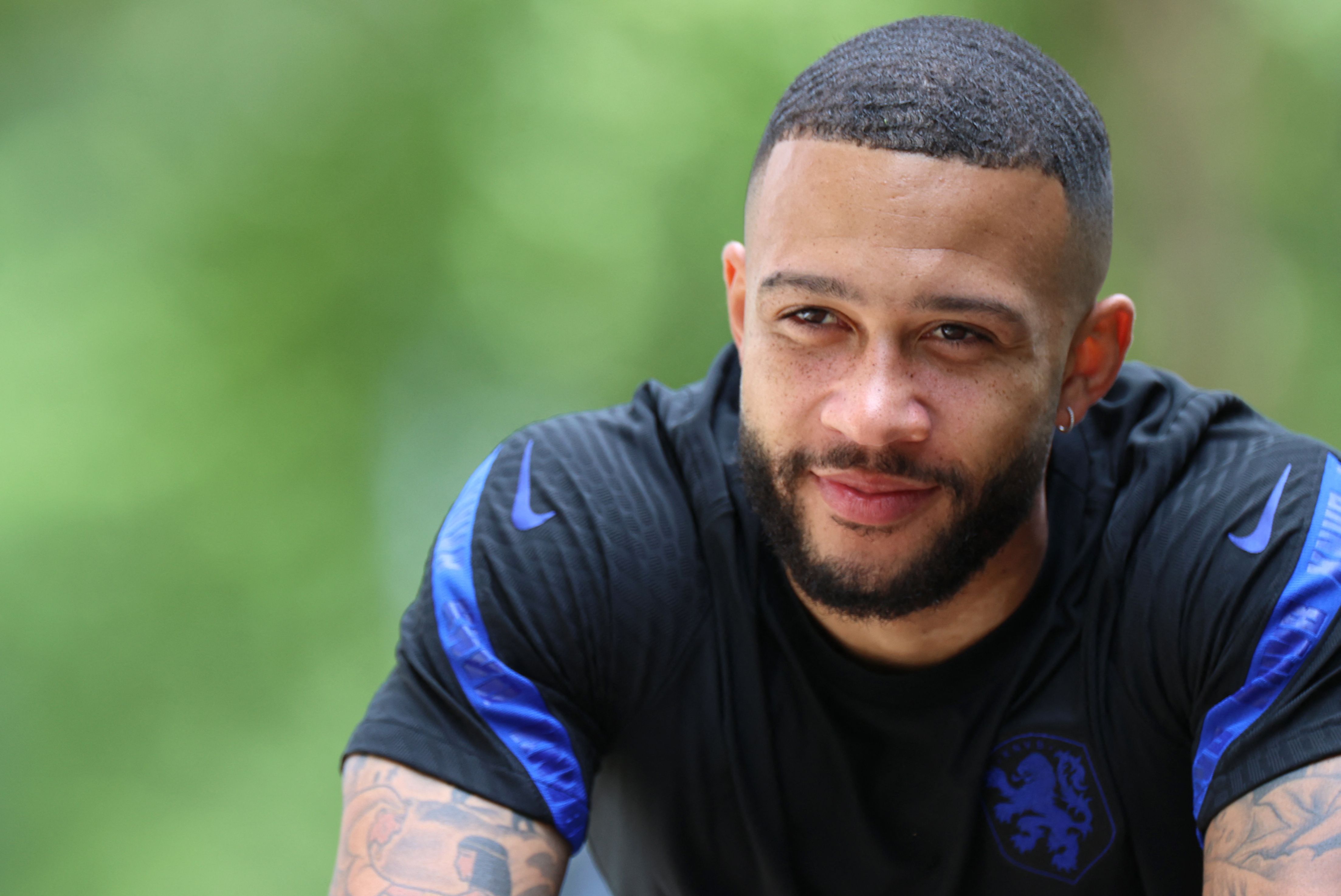 El delantero neerlandés Memphis Depay participa ahora con la Selección de Holanda que participa en la Eurocopa 2020. El jugador está feliz por haber fichado para el FC Barcelona. Foto Prensa Libre: AFP.