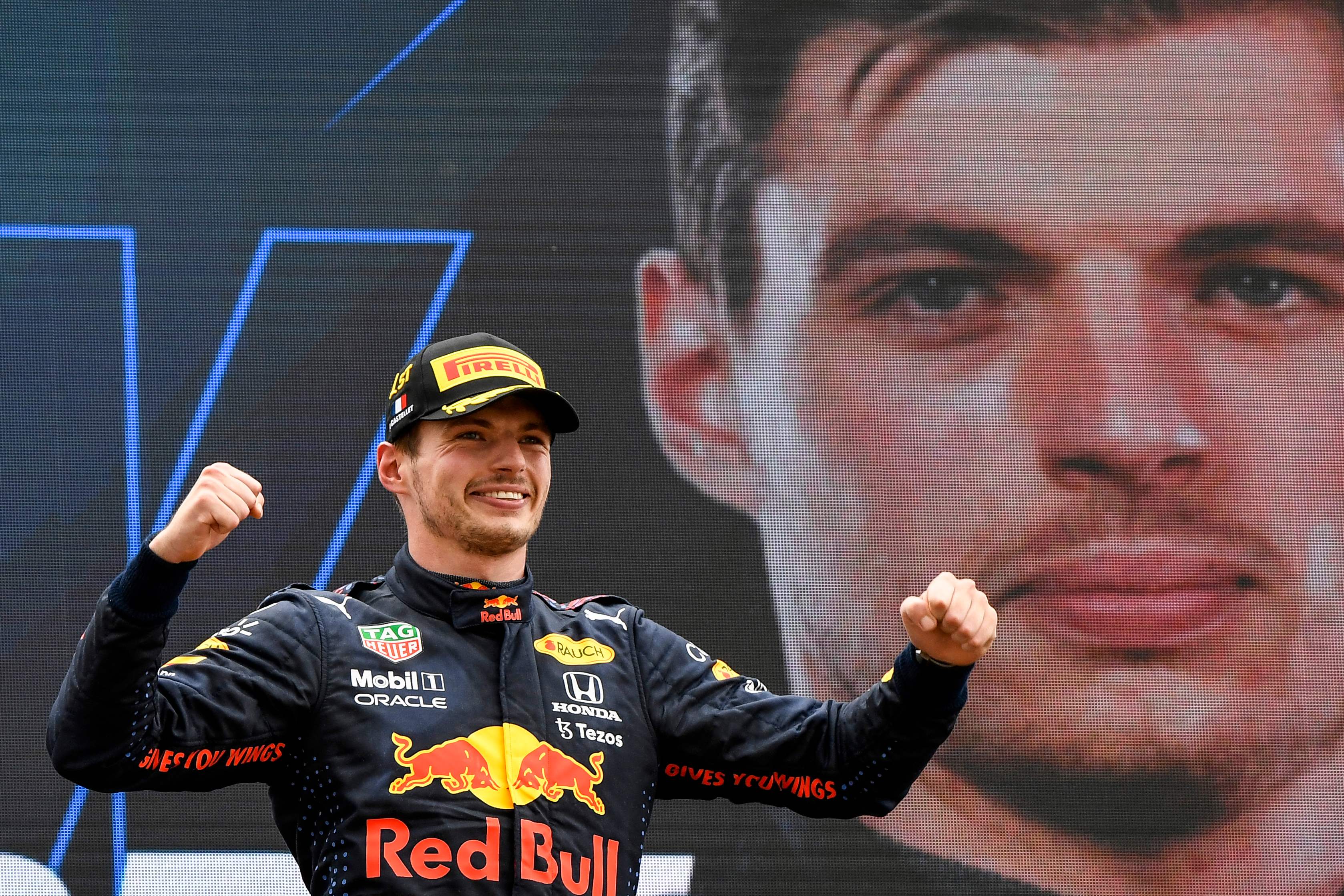 Max Verstappen de Red Bull celebra en el podio del Gran Premio de Frania de Fórmula Uno. Foto Prensa Libre: AFP.
