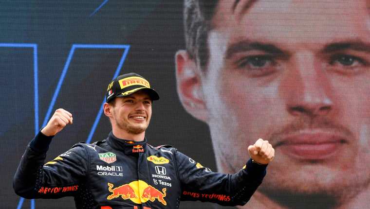 Max Verstappen de Red Bull celebra en el podio del Gran Premio de Frania de Fórmula Uno. Foto Prensa Libre: AFP.