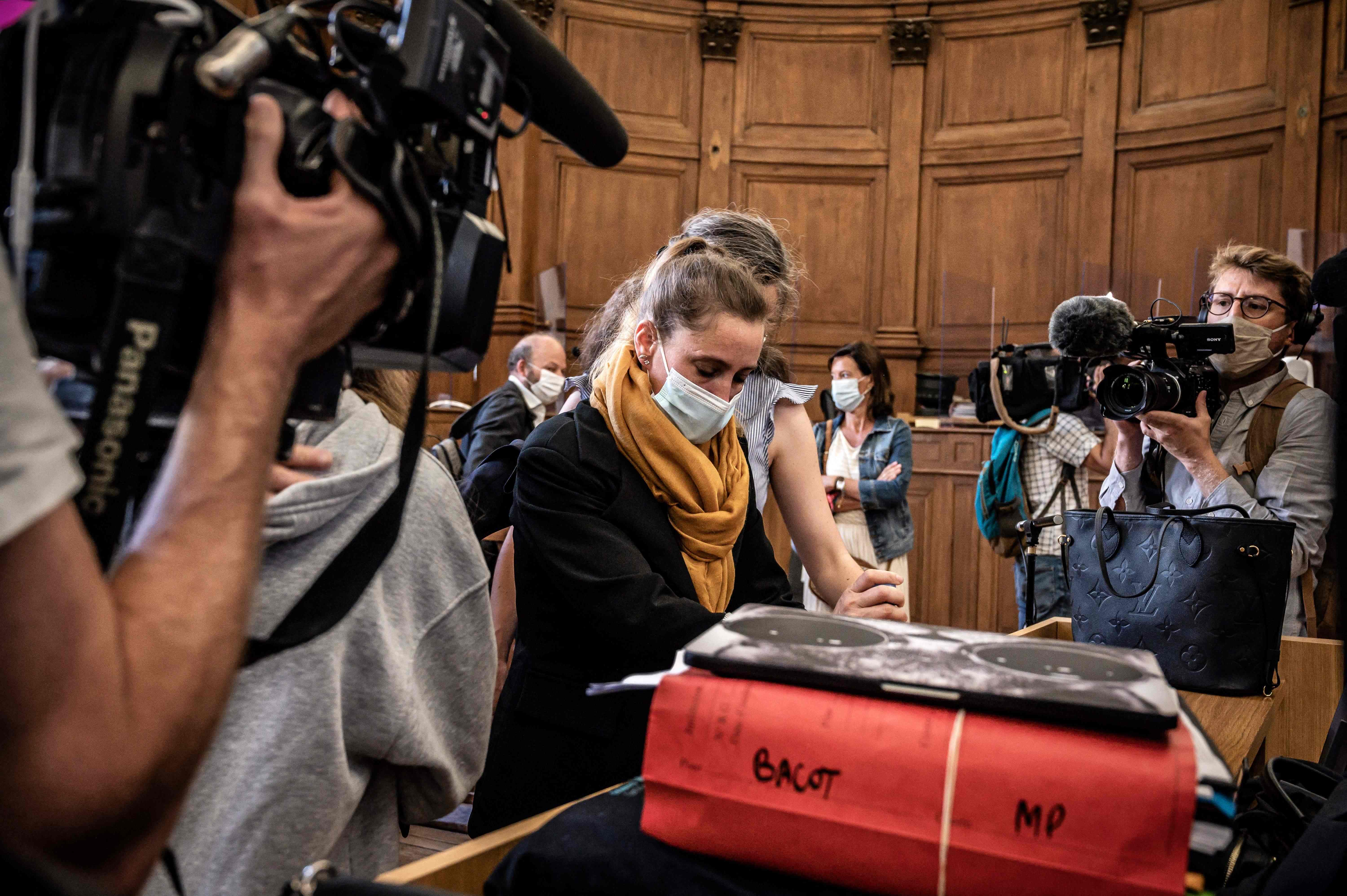 Valerie Bacot llega al primer día del juicio en su contra, después de ser acusada de matar a su marido y padrastro, quien la abusó desde que tenía 12 años. (Foto Prensa Libre: Hemeroteca PL)