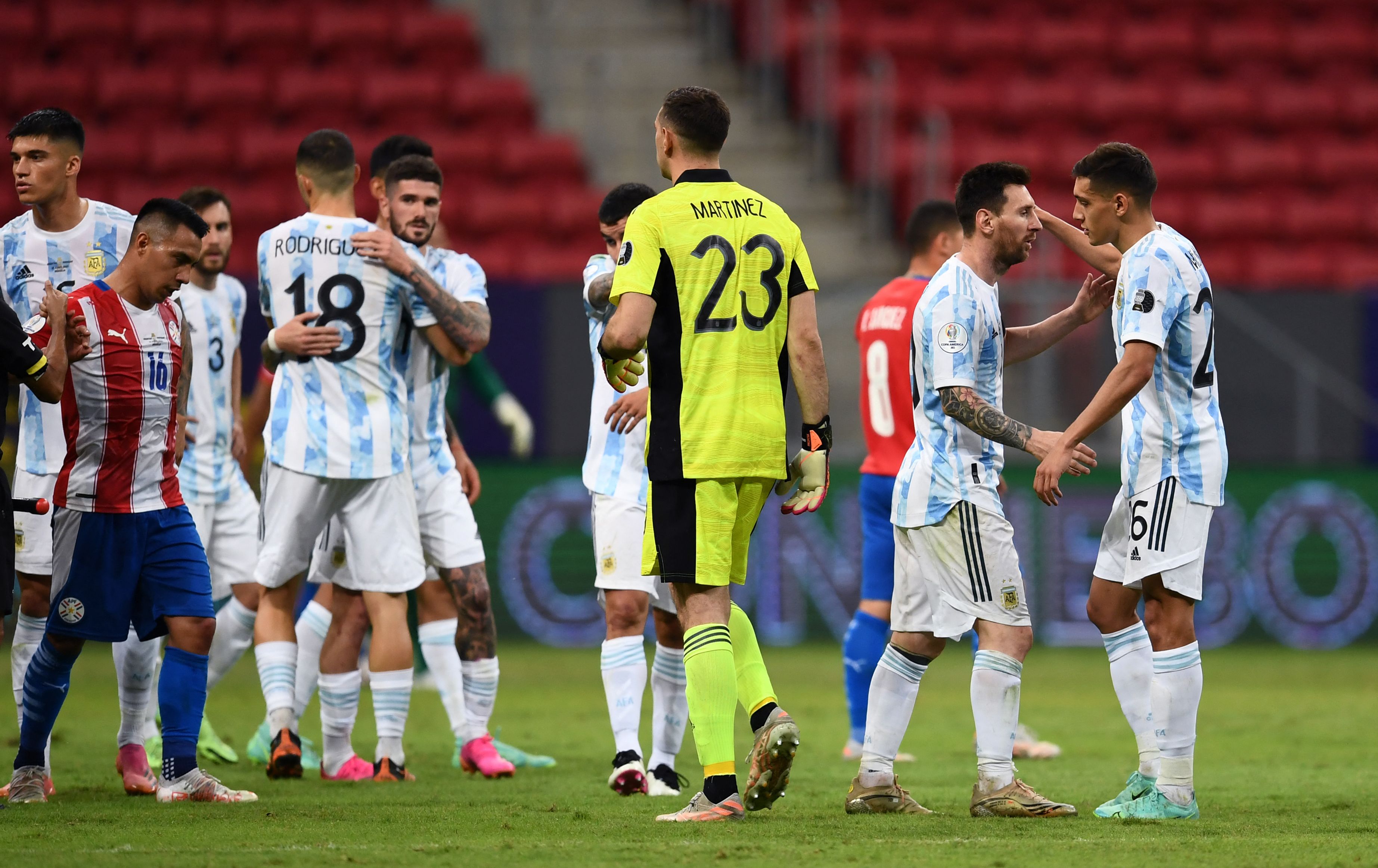 Los jugadores de Argentina celebran la victoria contra Paraguay en el partido de la Copa América. (Foto Prensa Libre: AFP).