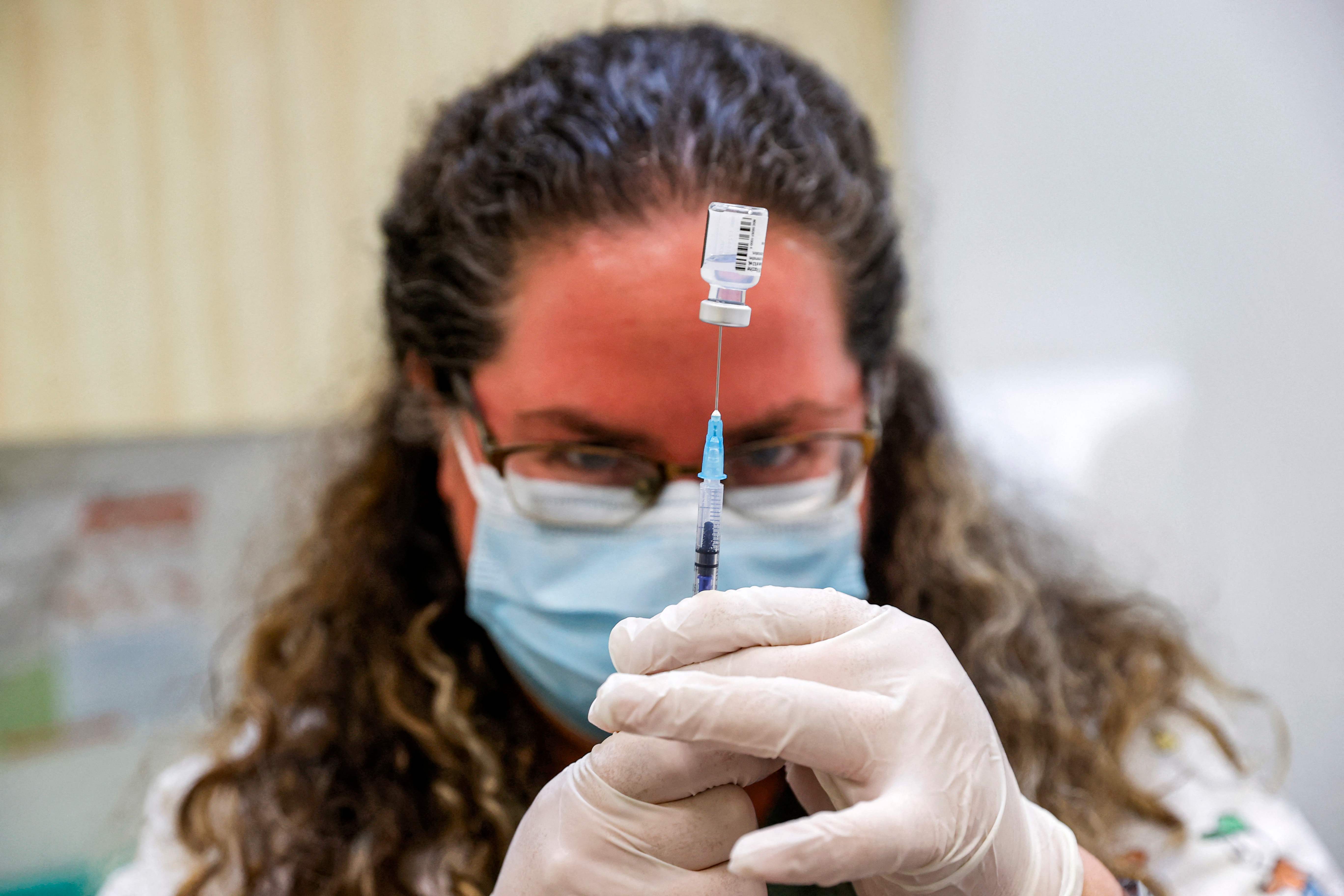 Un médico prepara una dosis de vacuna  Pfizer/BioNTech contra el covid-19 en  Clalit Healthcare Services en la ciudad Holon cerca de Tel Aviv, Israel.  (Foto Prensa Libre: AFP)