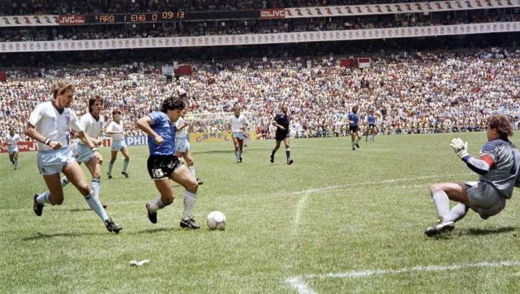 Esta foto tomada el 22 de junio de 1986 en México muestra cómo Diego Armando Maradona marca el gol del siglo ante Inglaterra. Foto Prensa Libre: AFP.