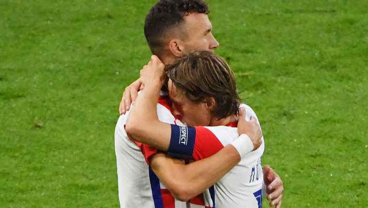 Ivan Perisic se felicita junto al capitá, Luka Modric, tras marcar el tercer gol ante Escocia en su duelo por la fase de grupos. (Foto Prensa Libre: AFP)