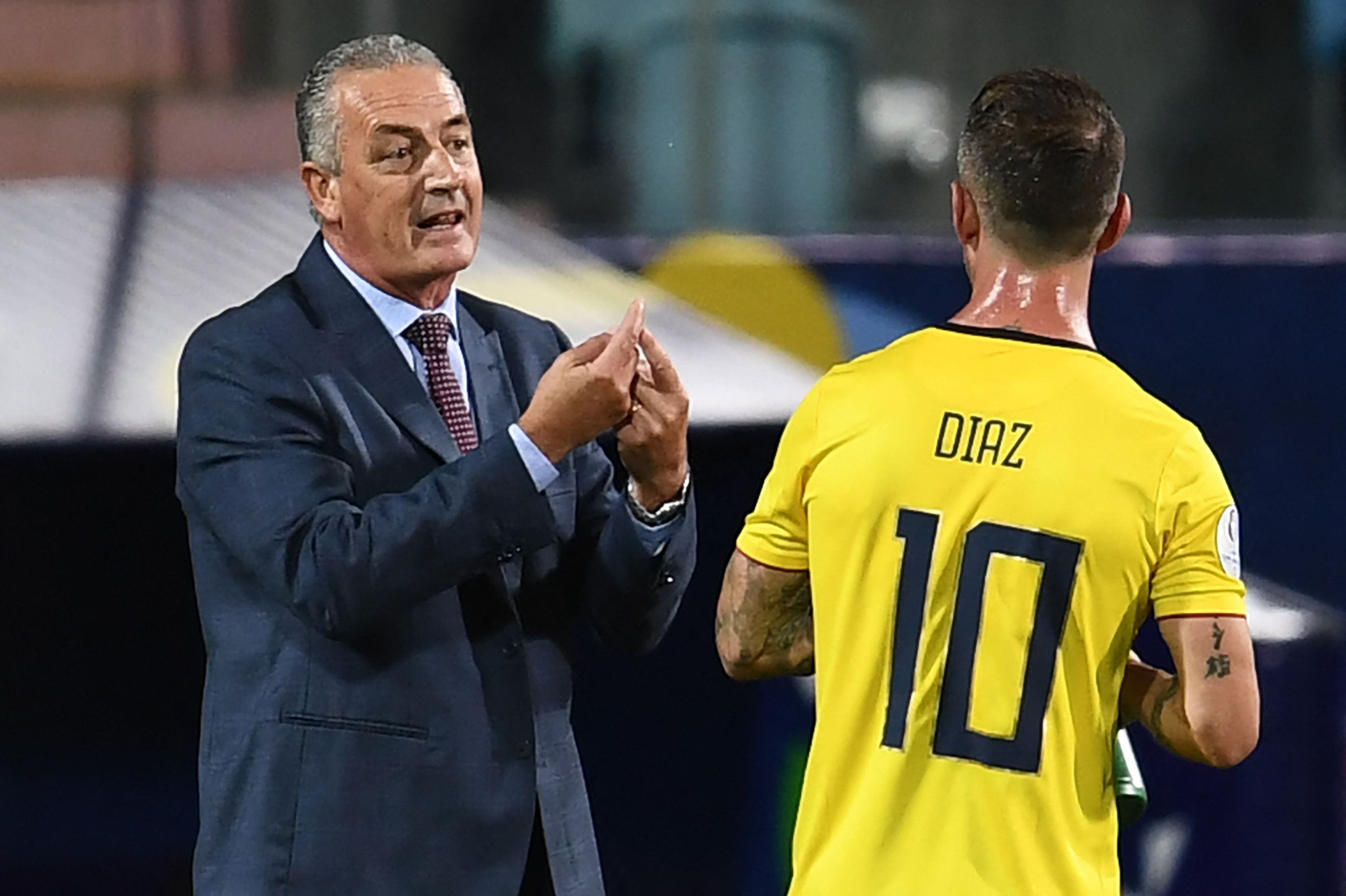 El técnico de Ecuador, Gustavo Alfaro, conversa con Damian Diaz, durante el partido contra Perú. El jugador es baja por dar positivo por covid-19. (Foto Prensa Libre: AFP).