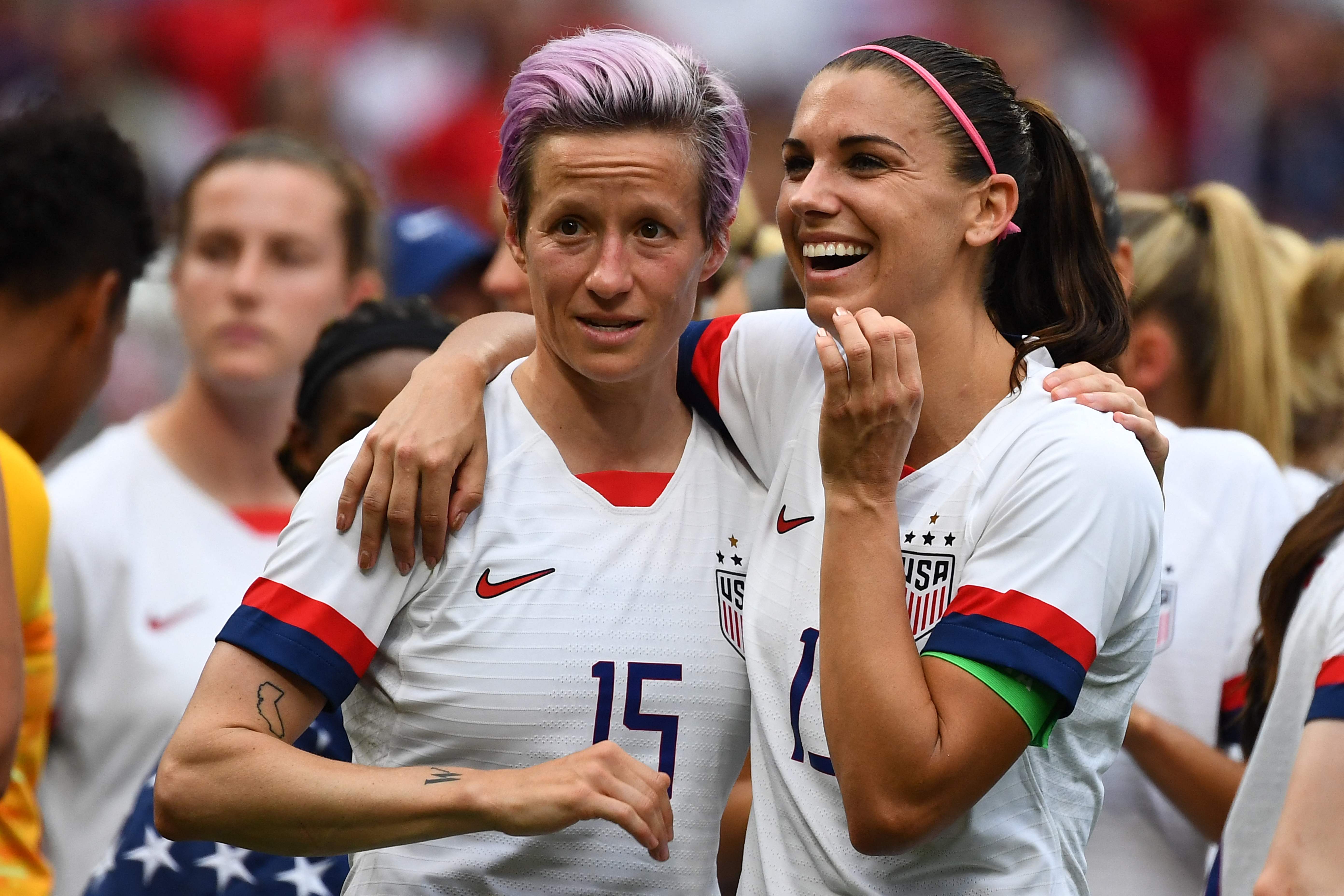 Las estadounidenses, Megan Rapinoe y Alex Morgan, de ganar el Mundial de 2019. (Foto Prensa Libre: AFP)