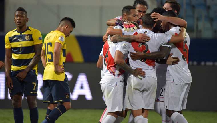 Los jugadores peruanos celebran el empate ante Ecuador. Iban abajo en el marcador 2-0 al primero tiempo, y en la segunda parte lograron rescatar un punto. Foto Prensa Libre: AFP.