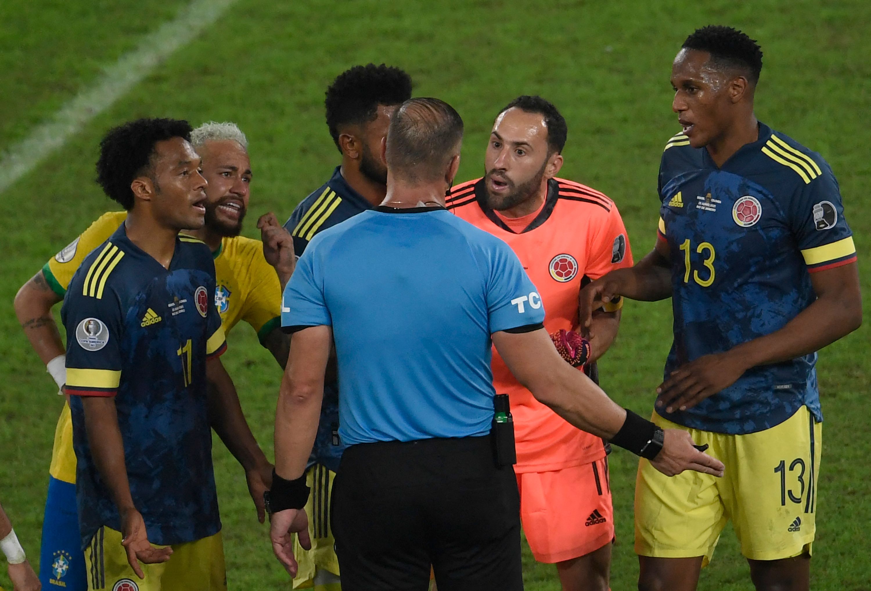 El arquero de Colombia, David Ospina, discute con el árbitro argentino Nestor Pitana después del gol del empate de Brasil. Foto Prensa Libre: EFE.