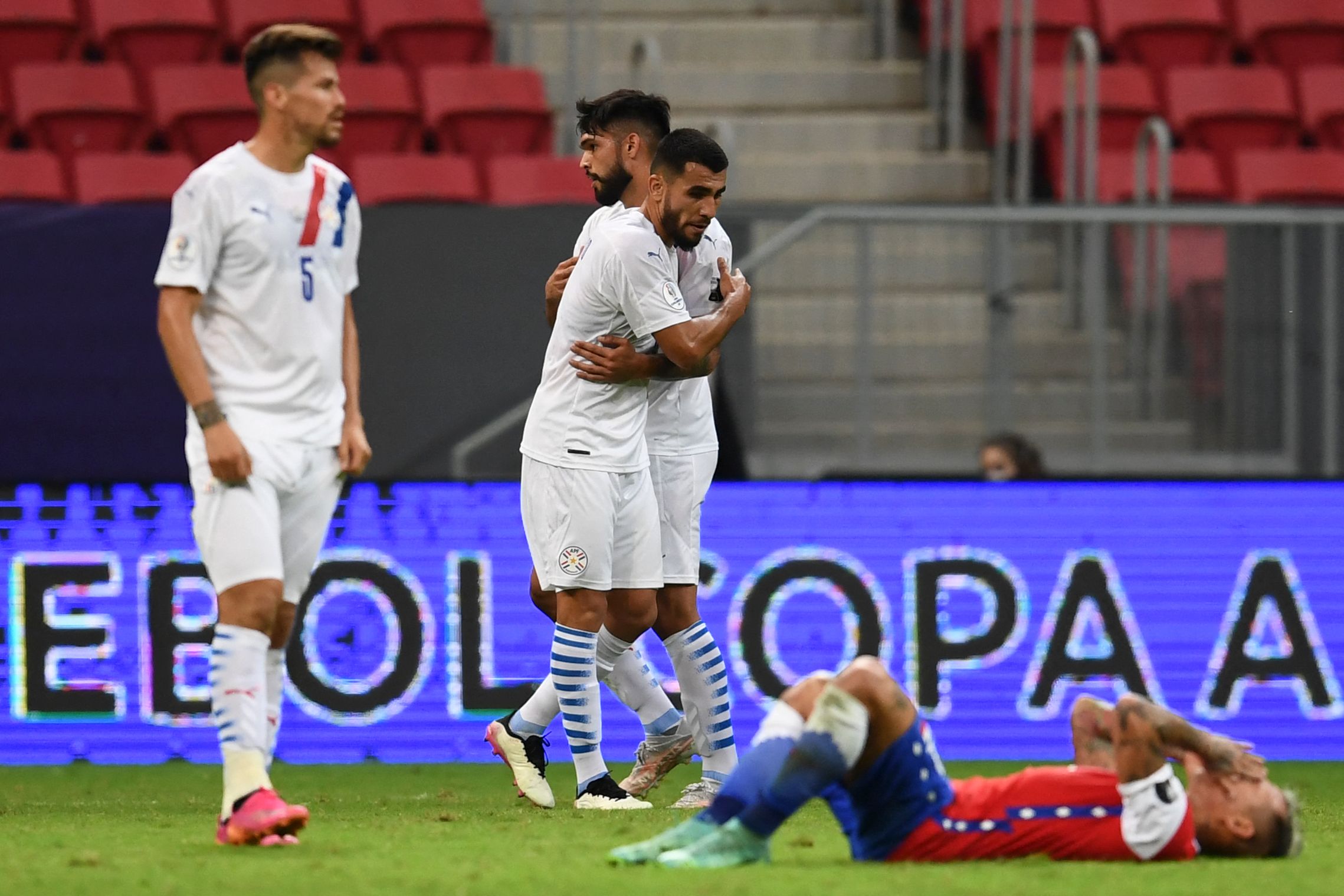 Los jugadores de Paraguay festejan el triunfo de 2-0 frente a Chile, en el partido de la Copa América. (Foto Prensa Libre: AFP).