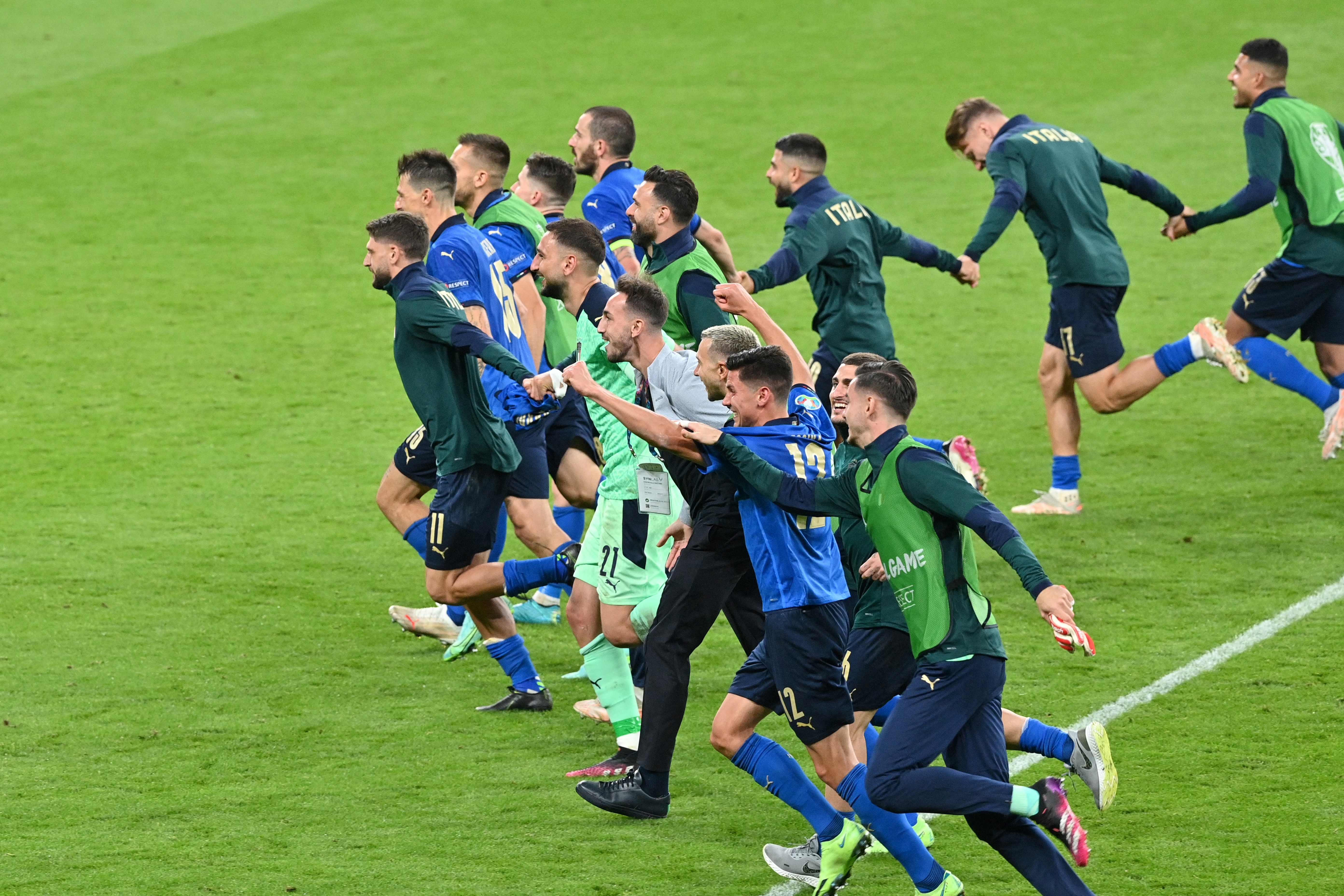 TOPSHOT - Italy's players celebrate after extra-time in the UEFA EURO 2020 round of 16 football match between Italy and Austria at Wembley Stadium in London on June 26, 2021. (Photo by JUSTIN TALLIS / POOL / AFP)