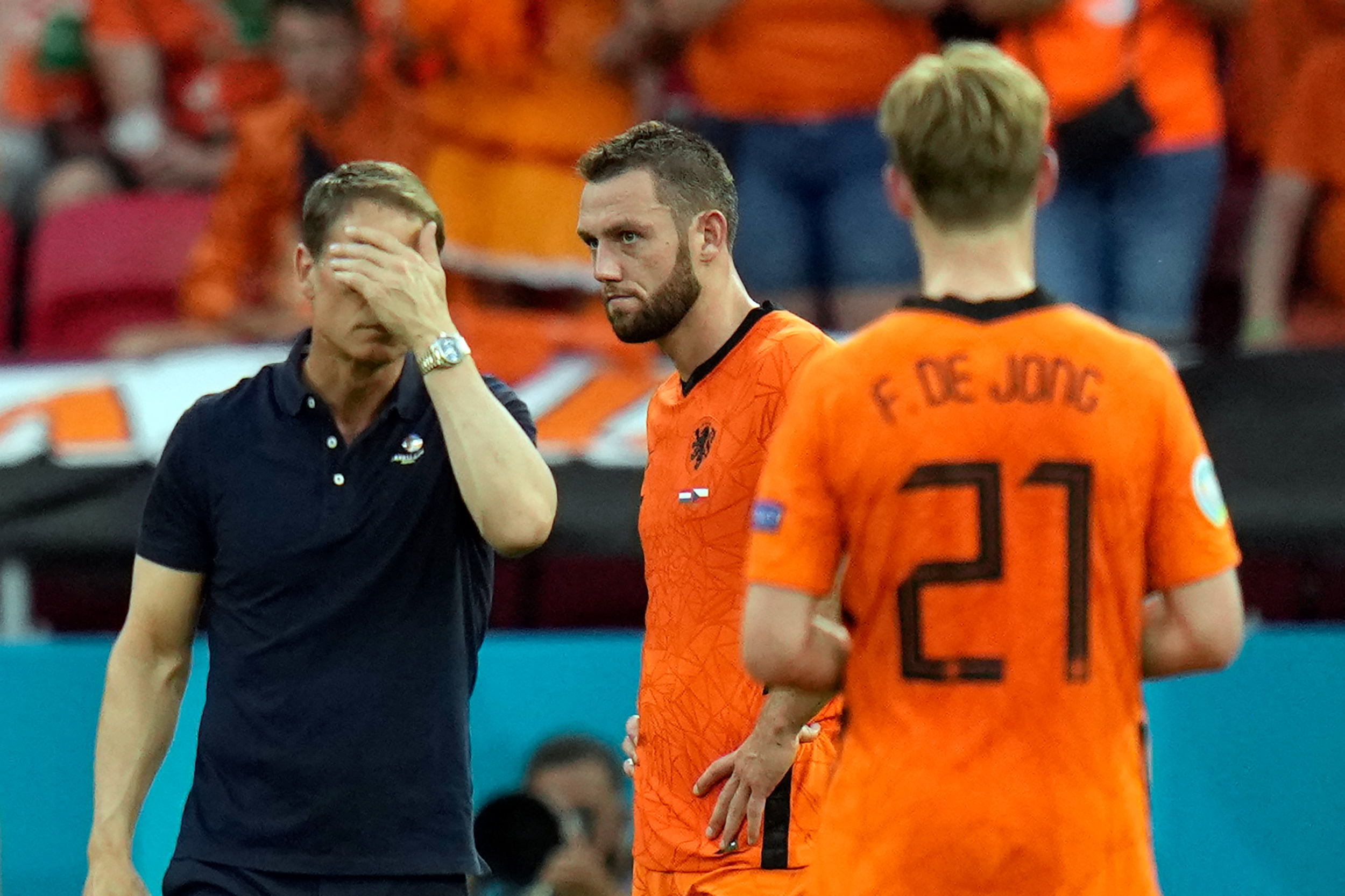 Frank de Boer (I) reacciona cerca de Stefan de Vrij después de haber caído en octavos de final con República Checa. Foto Prensa Libre: AFP.
